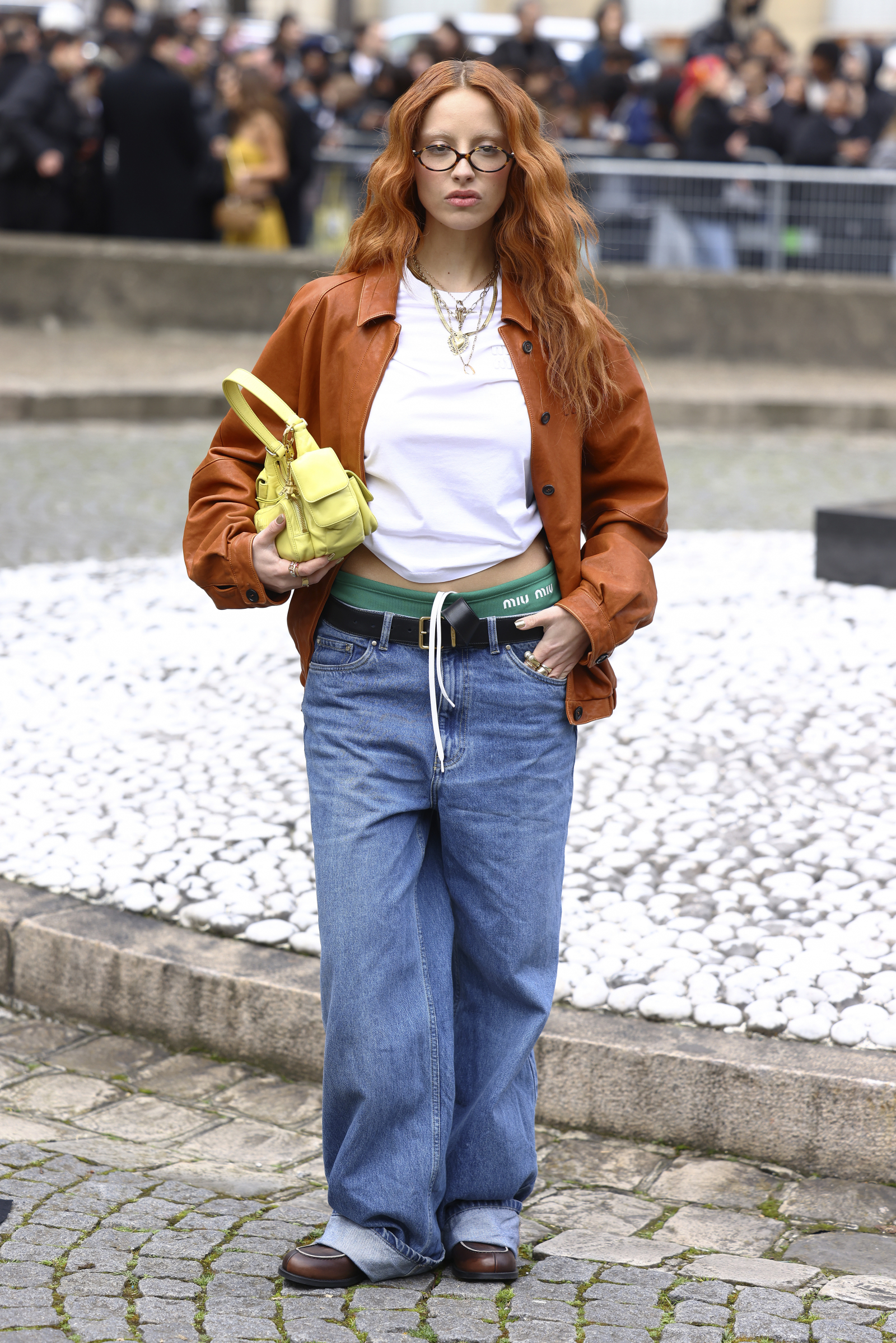 It-girl w looku Miu Miu z kolekcji jesień-zima 2024/2025 (Fot. Marc Piasecki/Getty Images)