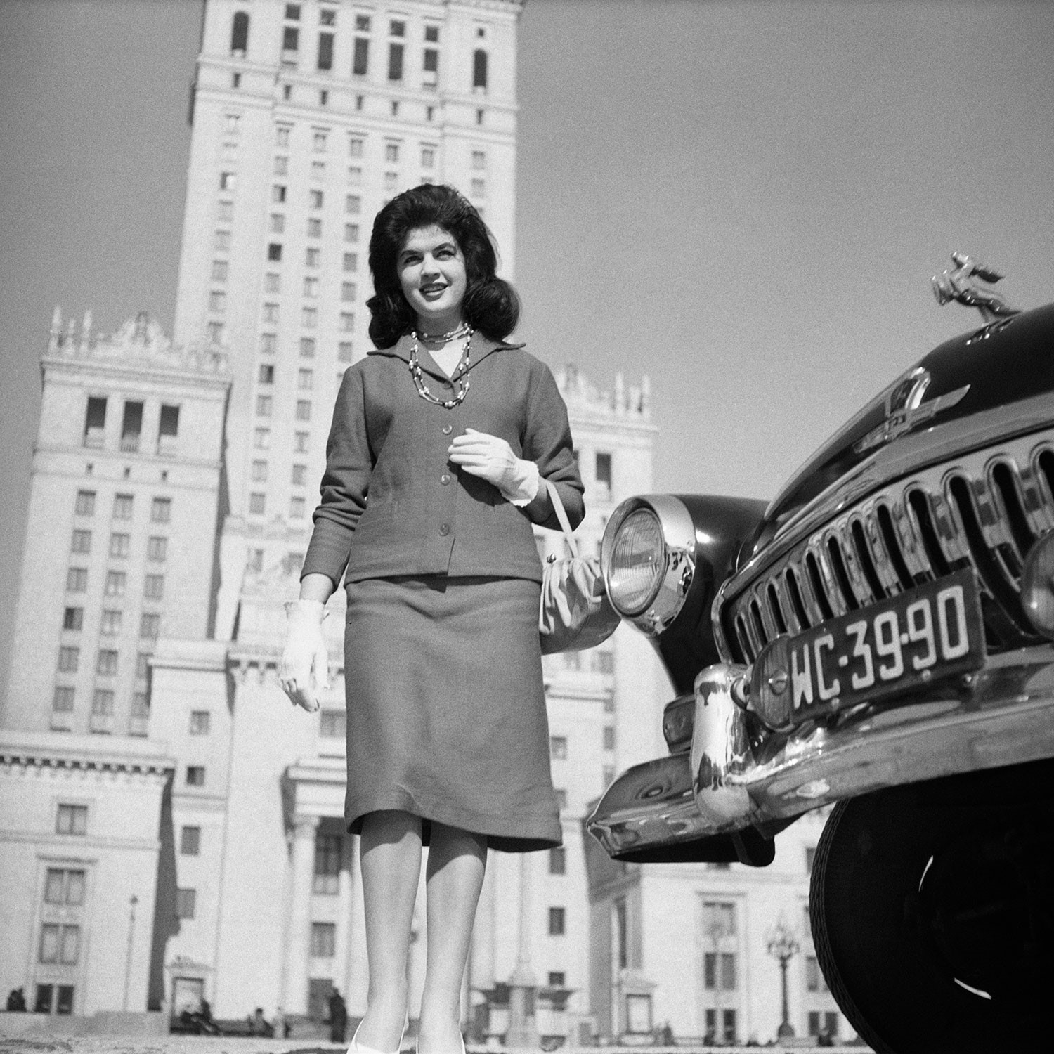 Sesja fotograficzna dla tygodnika „Przyjaźń” z fotomodelką Jadwigą Smoczyńską (wicemiss Warszawy w 1958 roku), w tle Pałac Kultury i Nauki, Warszawa, 1960 (Fot. Romuald Broniarek/dzięki uprzejmości Domu Spotkan z Historią i wydawnictwa 77PRESS)