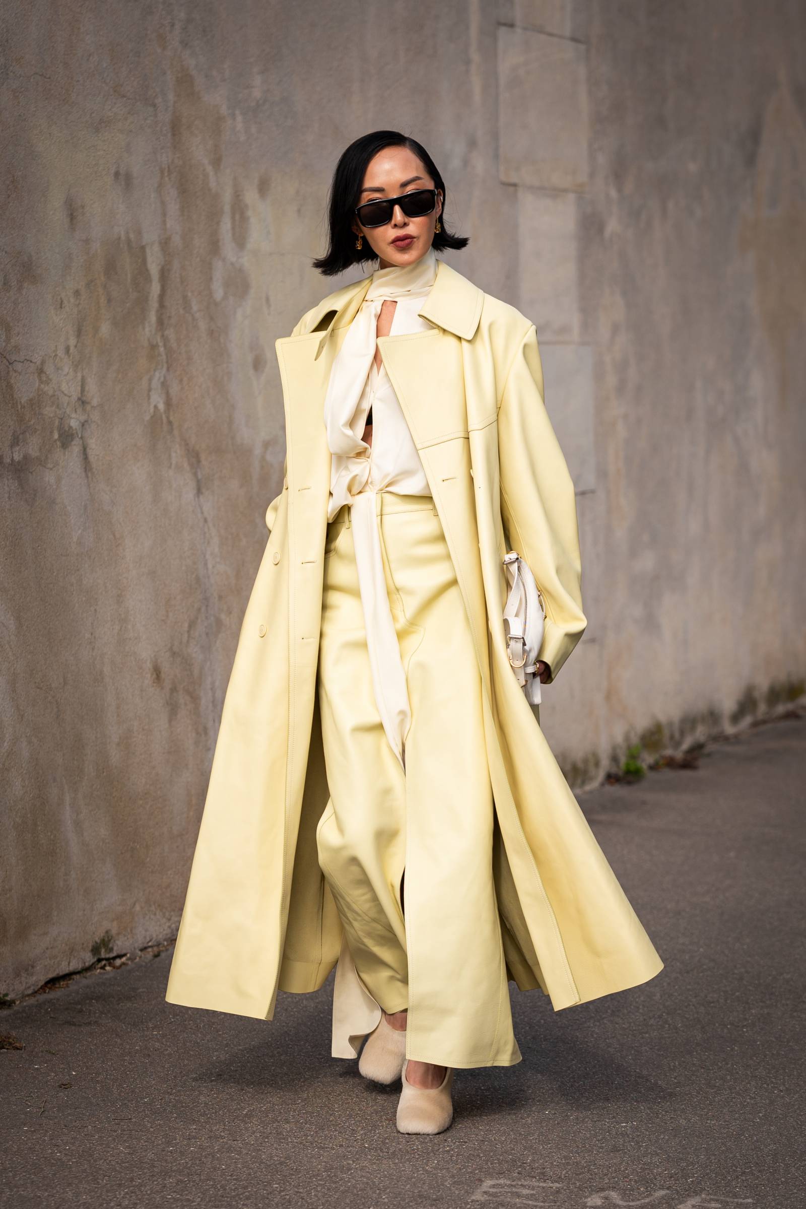 Maślany total look w eleganckim wydaniu / tydzień mody w Paryżu, wrzesień 2023 (Fot. Getty Images)