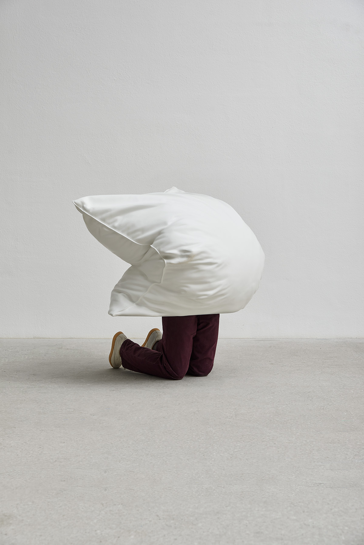 Erwin Wurm Dreamer on Knees, 2024 (100 × 110 × 95 cm, Aluminium, paint, clothes). Collection Guido Maria Kretschmer and Frank Mutters. © Erwin Wurm / Bildrecht, Vienna 2024 (Fot. Markus Gradwohl)