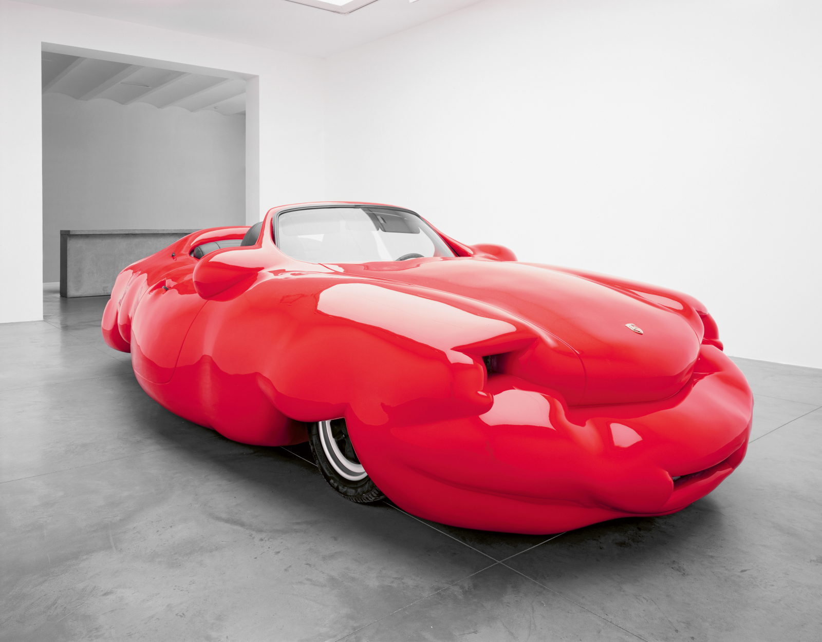 Erwin Wurm Fat Convertible, 2005 (130 × 480 × 237 cm, Mixed media). © Erwin Wurm / Bildrecht, Vienna 2024 (Fot. Vincent Everarts)