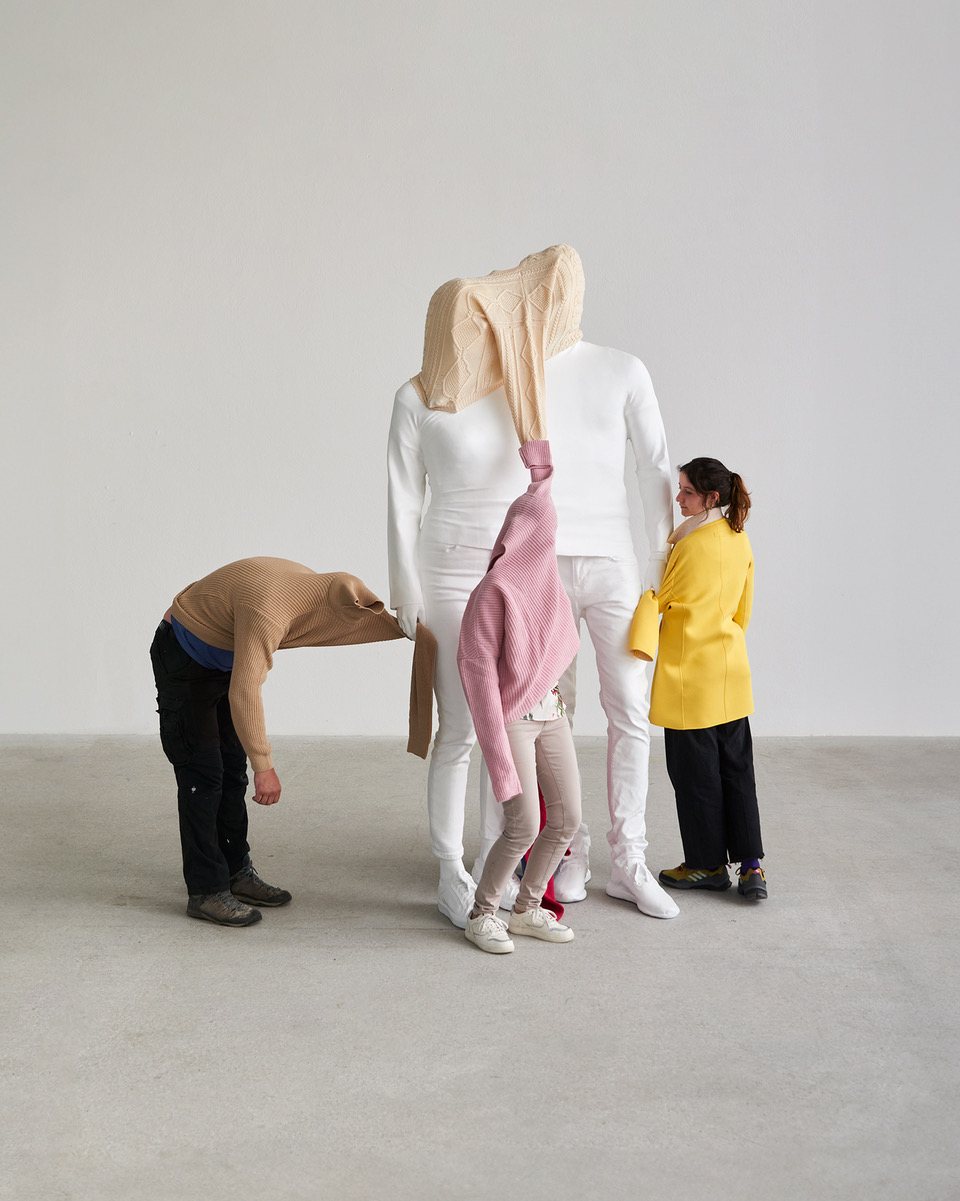 Erwin Wurm, Psyche (As You Like It), 2024 (262 × 115 × 68 cm, Aluminium, paint, clothes). © Erwin Wurm / Bildrecht, Vienna 2024 (Fot. Markus Gradwohl)