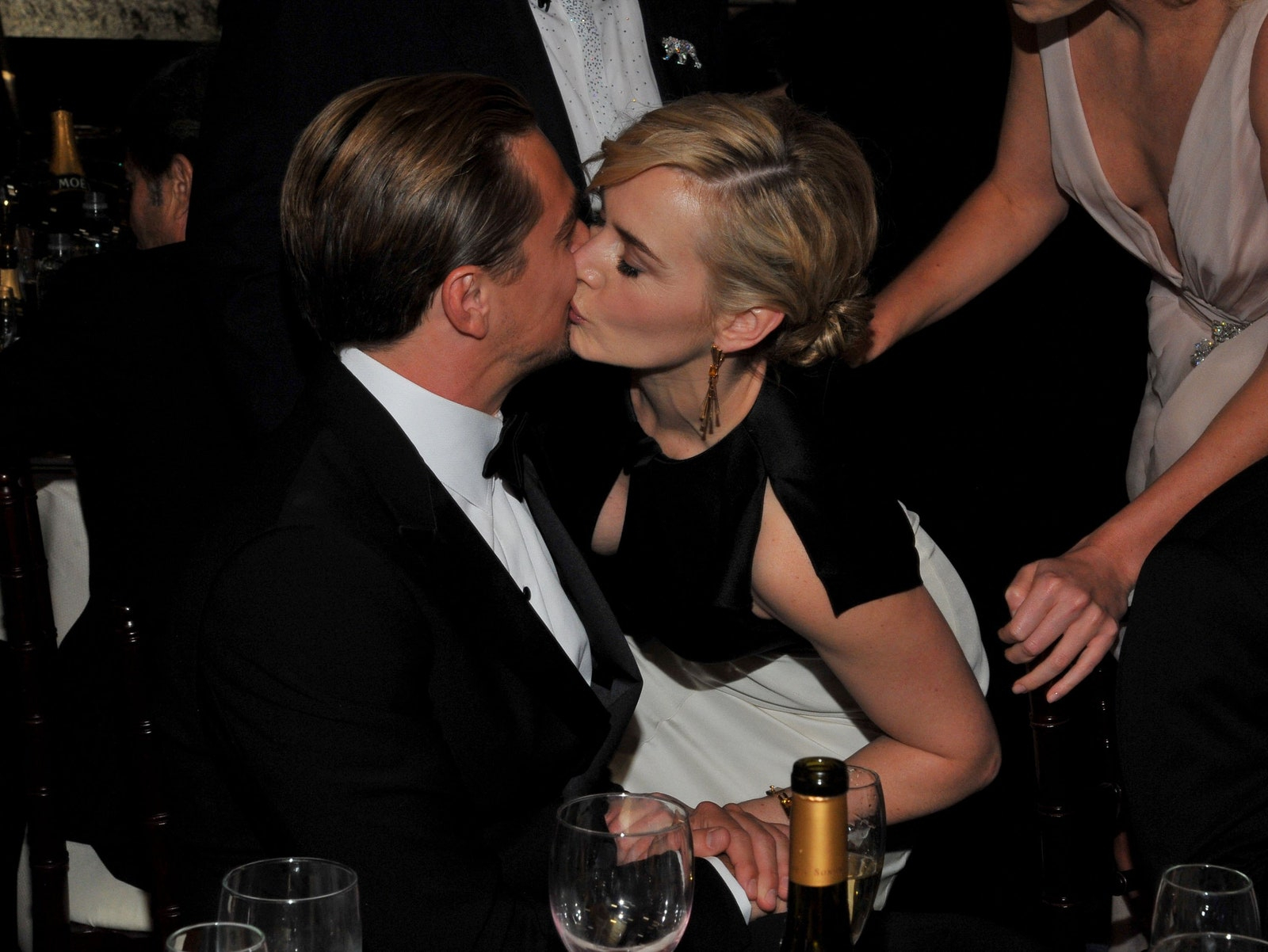 Pocałunek Leonardo DiCaprio i Kate Winslet na gali rozdania Złotych Globów 2012 (Fot. NBC/Getty Images)