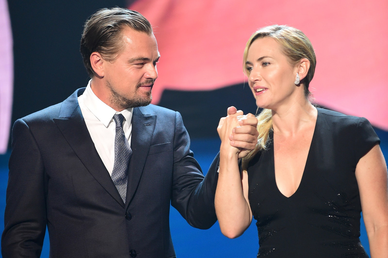 Kate Winslet i Leonardo DiCaprio w Saint Tropez przy okazji aukcji charytatywnej zorganizowanej przez Leonardo DiCaprio Foundation (Fot. Anthony Ghnassia/Getty Images)