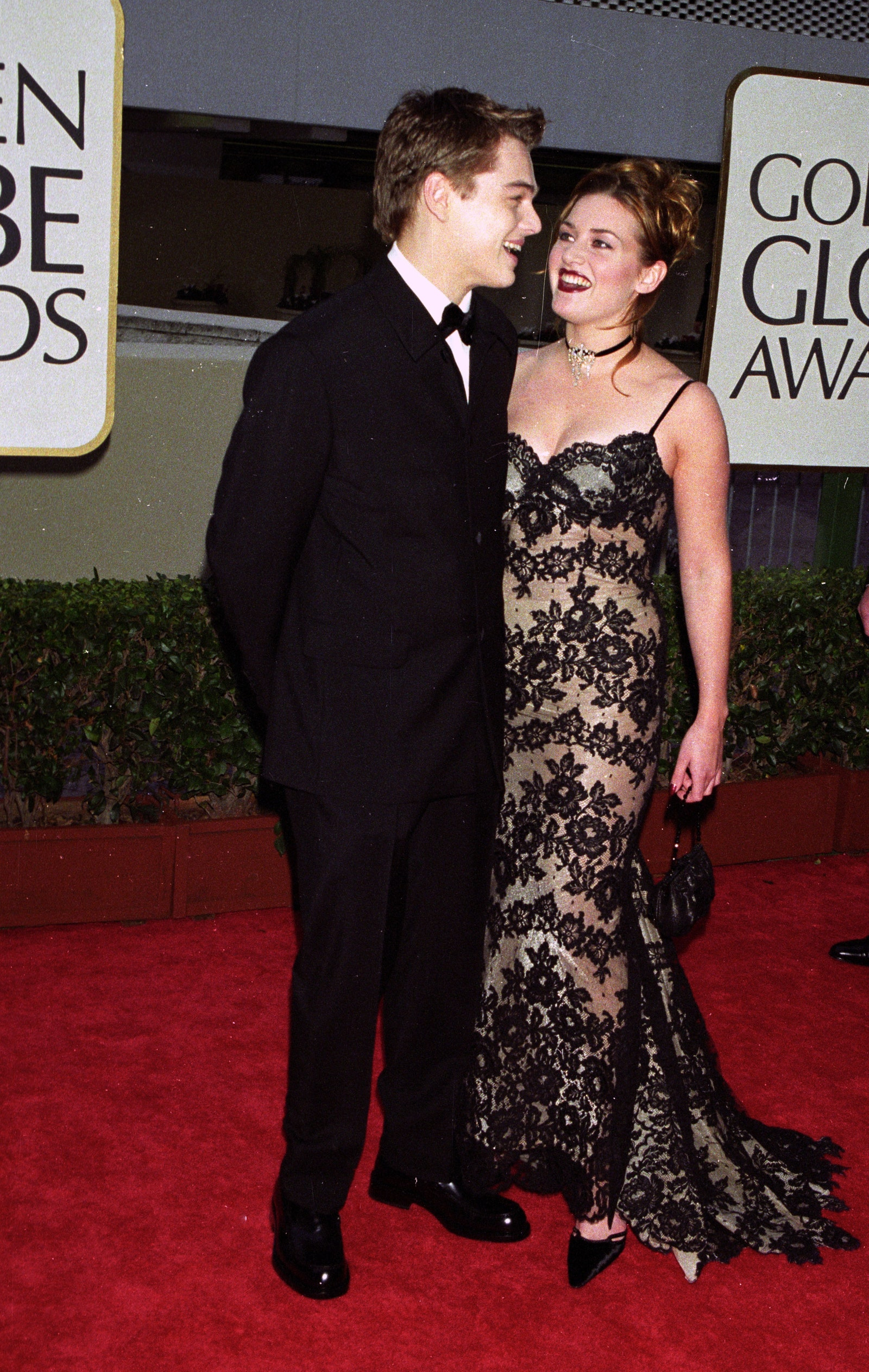 Leonardo DiCaprio i Kate Winslet na rozdaniu Złotych Globów w 1998 roku (Fot. Fairchild Archive/Getty Images)