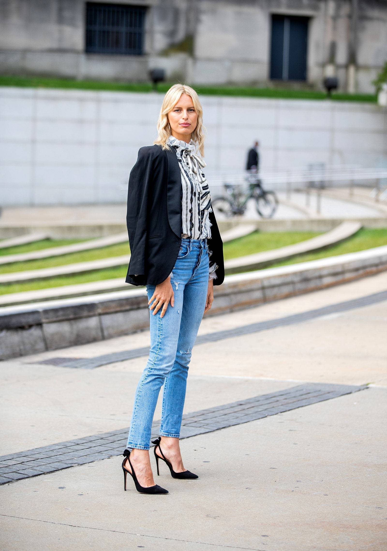 Jeansy damskie skinny pasują do szpilek i eleganckiej bluzki (Fot. Getty Images)