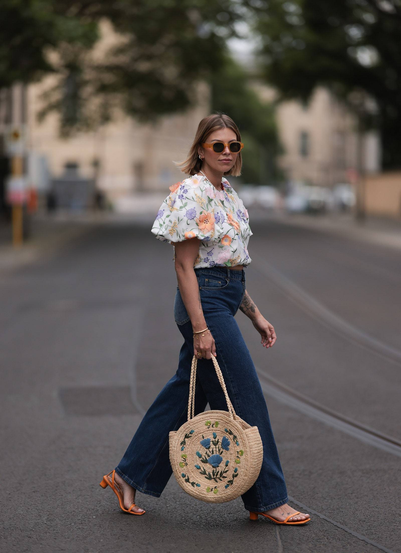 Kolorowe sandały na obcasie to sposób na stworzenie wyrazistego looku z baggy jeans i letnimi bluzkami w sezonie wiosna-lato 2024.
 (Fot. Getty Images)