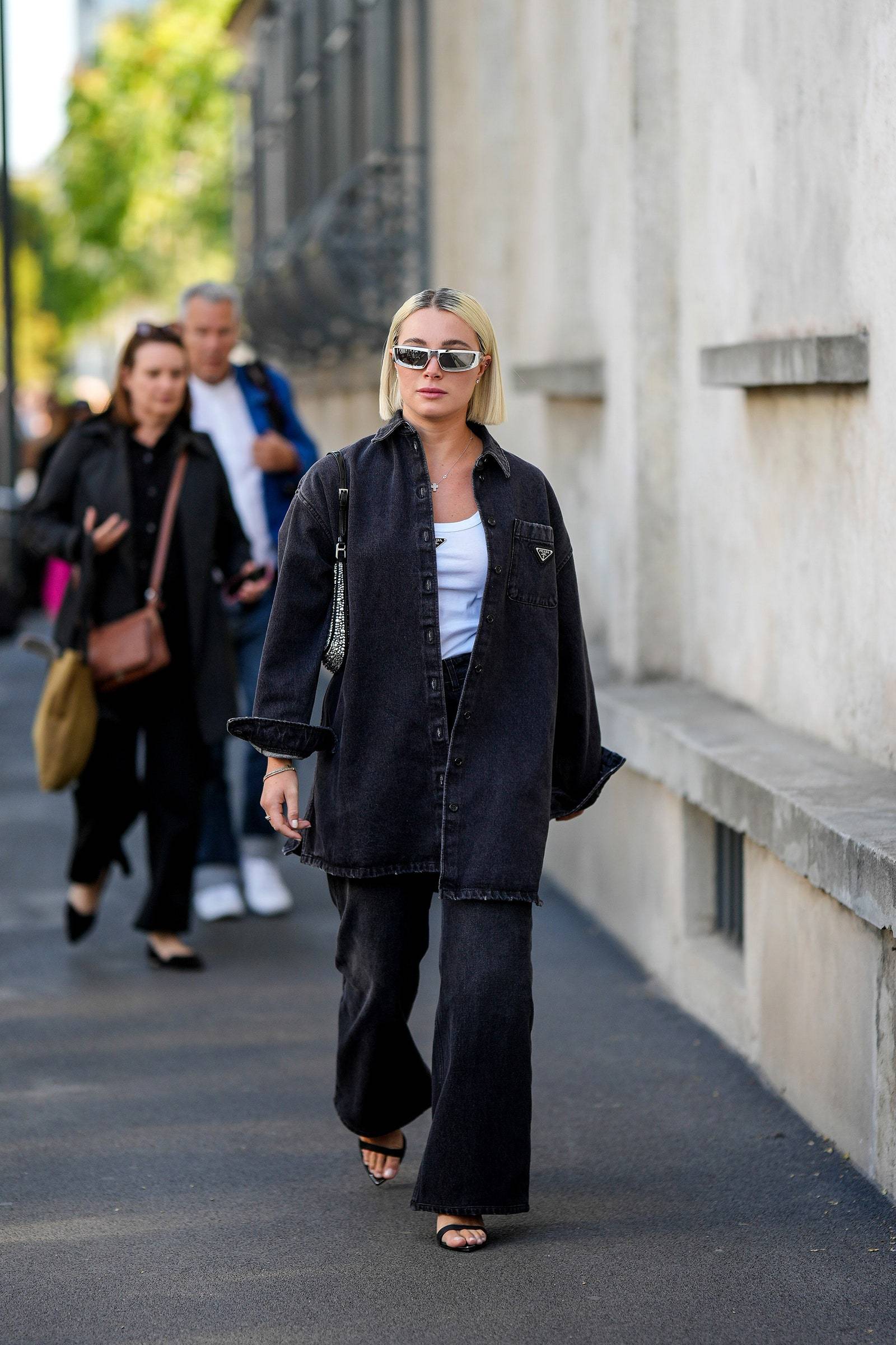 Klasyczne sandały z paskami to niezawodna baza do każdej stylizacji, w tym czarnych baggy jeans (Fot. Getty Images)