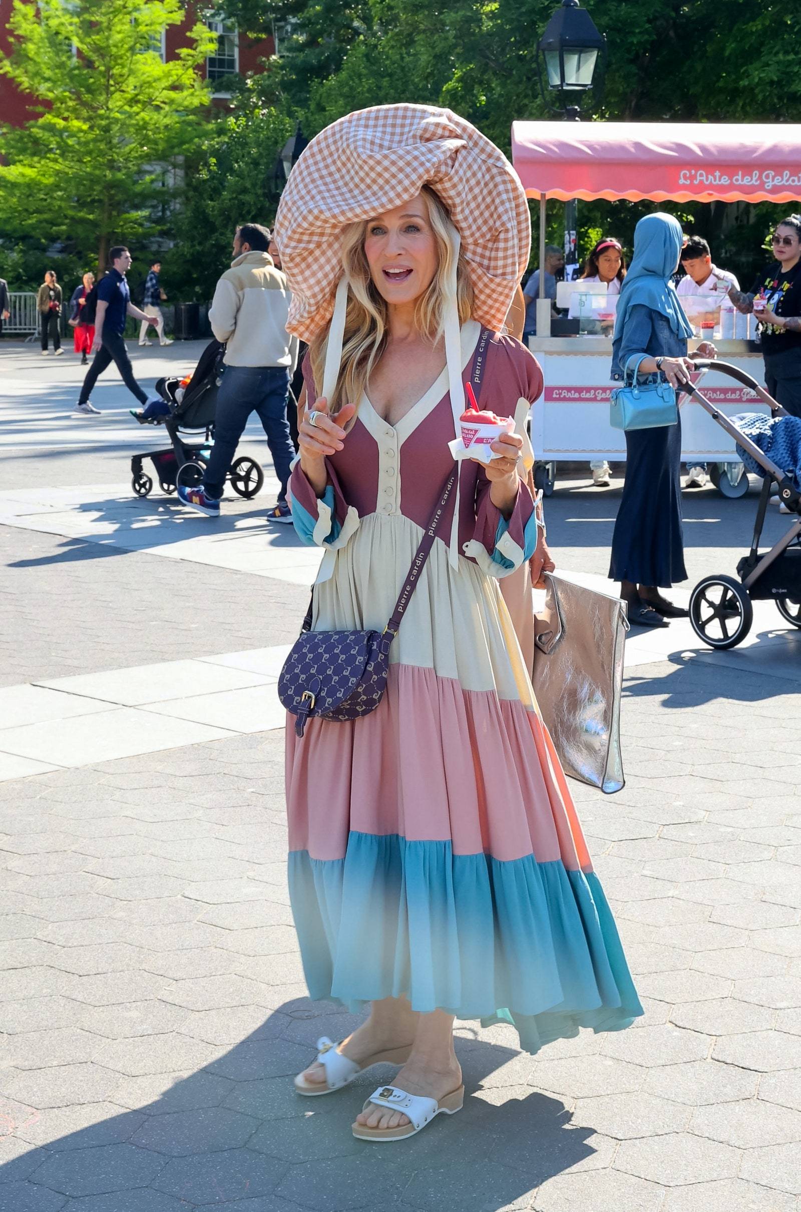 Carrie Bradshaw w klapkach Scholl na planie filmu „I tak po prostu…” (Fot. Getty Images/Jose Perez/Bauer-Griffin)