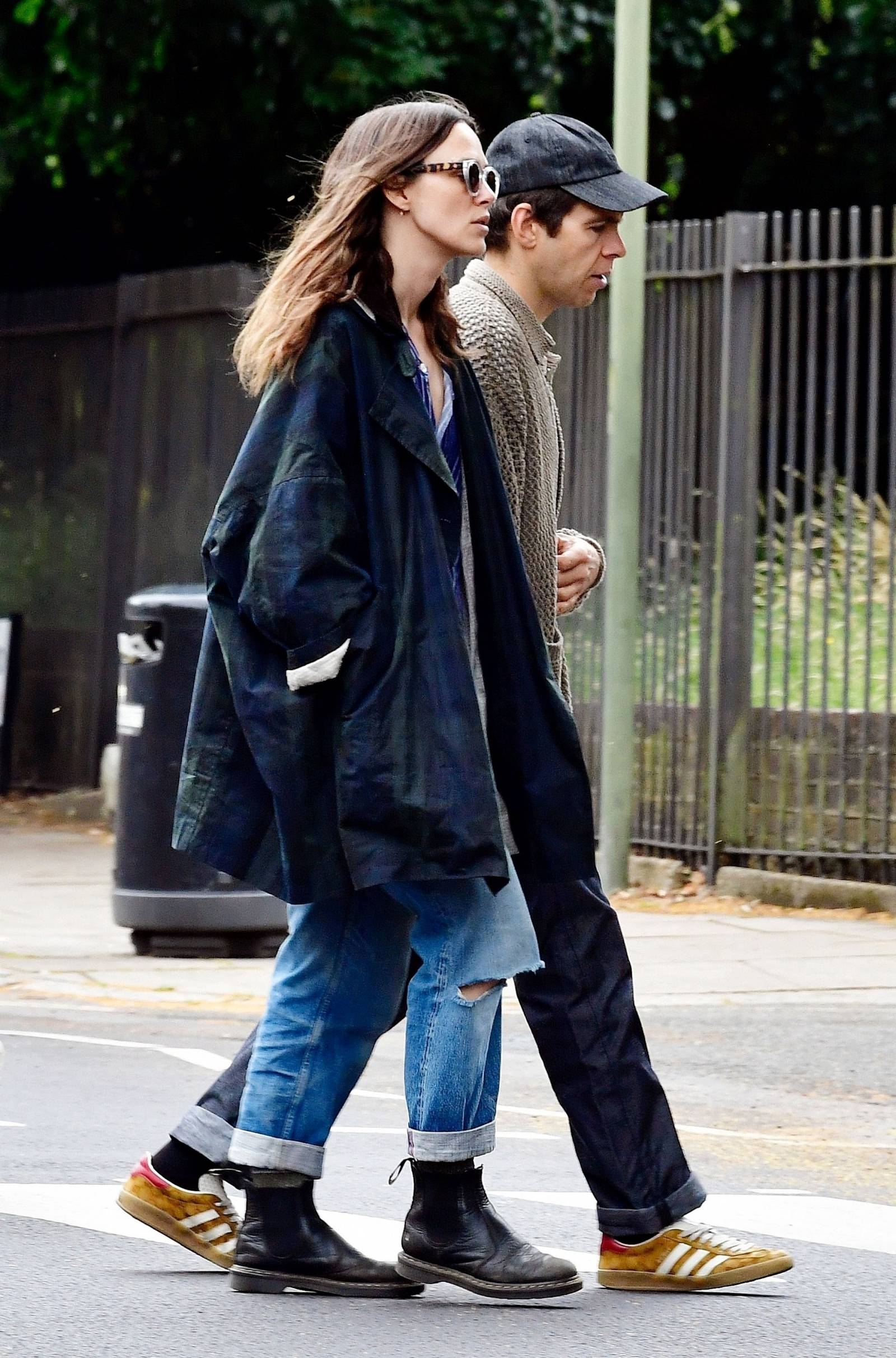 Keira Knightley i jej mąż James Righton są fanami jeansów z podwiniętą nogawką oraz brytyjskiej nonszalancji (Fot. NASH/BackGrid UK /East News)