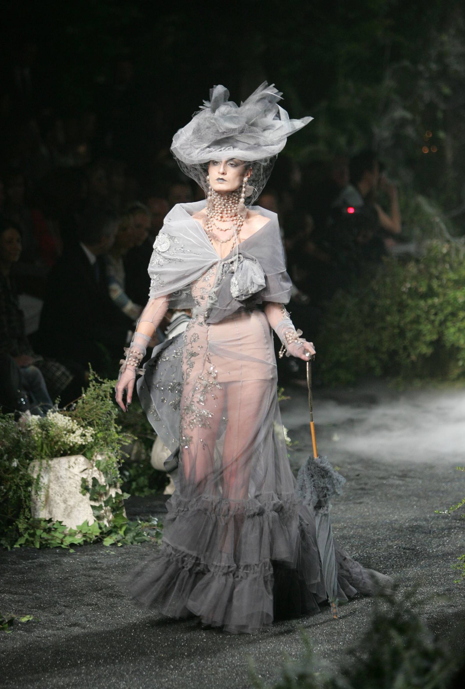 Christian Dior couture jesień 2005 (Fot. Getty Images)