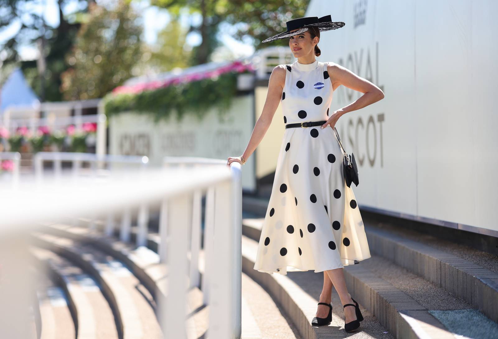 Jedna z gościń tegorocznego Ascot w rozkloszowanej sukience z podkreśloną talią niczym współczesna Pretty Woman (Fot. Getty Images)