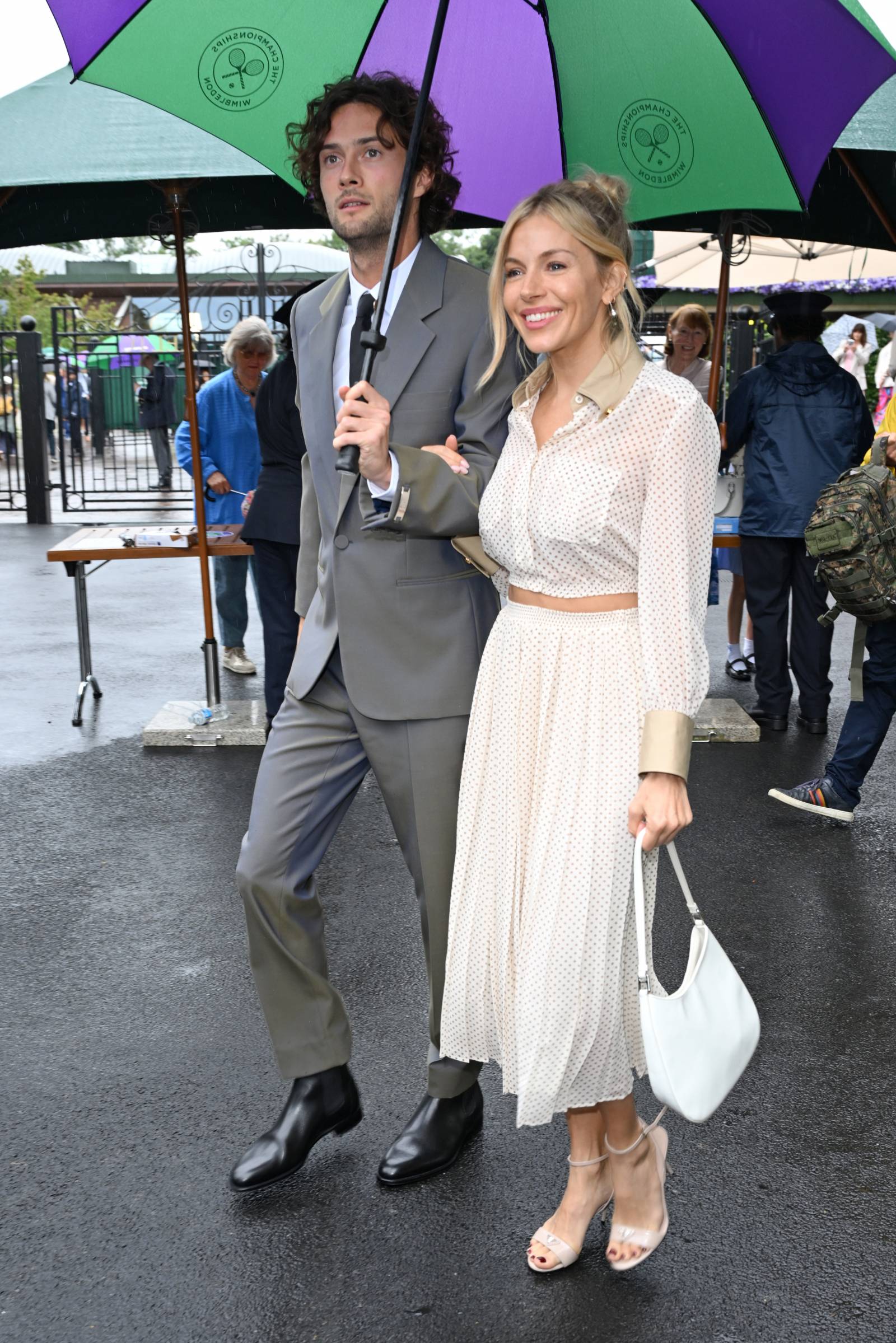 Sienna Miller z mężem na Wimbledonie w komplecie w groszki (Fot. Getty Images)