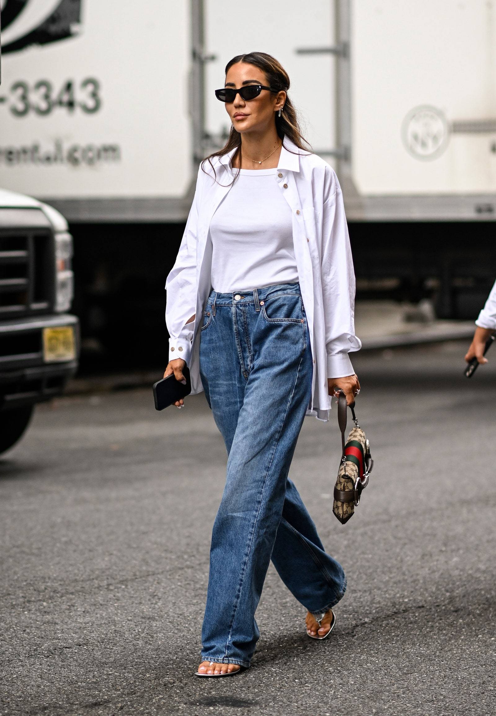 Dzięki metalicznym sandałom twoja stylizacja z baggy jeans na pewno zostanie zauważona i doceniona! (Fot. Getty Images)