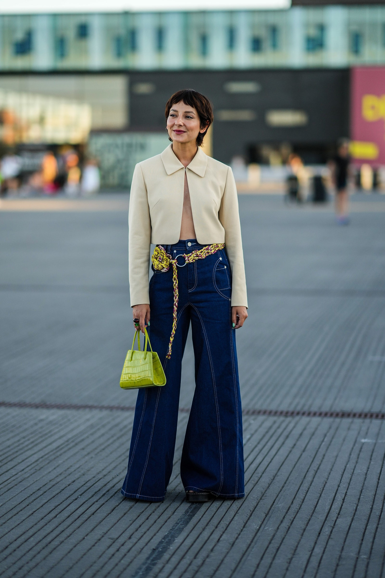 Styl boho zapewnia najlepsze stylizacje z jeansami o szerokich nogawkach (Fot. Edward Berthelot/Getty Images)