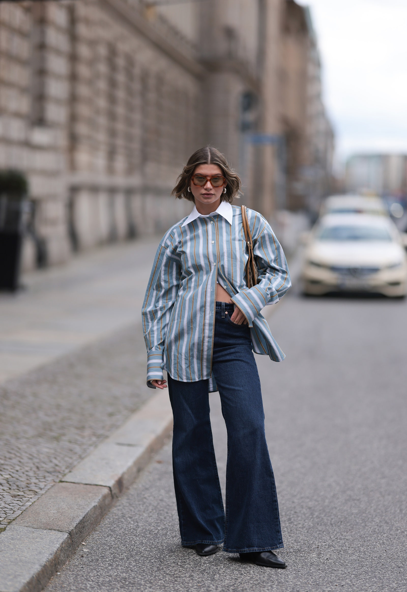 Koszula w paski zapinana na guziki podnosi atrakcyjność każdej stylizacji z jeansami baggy (Fot. Jeremy Moeller/Getty Images)