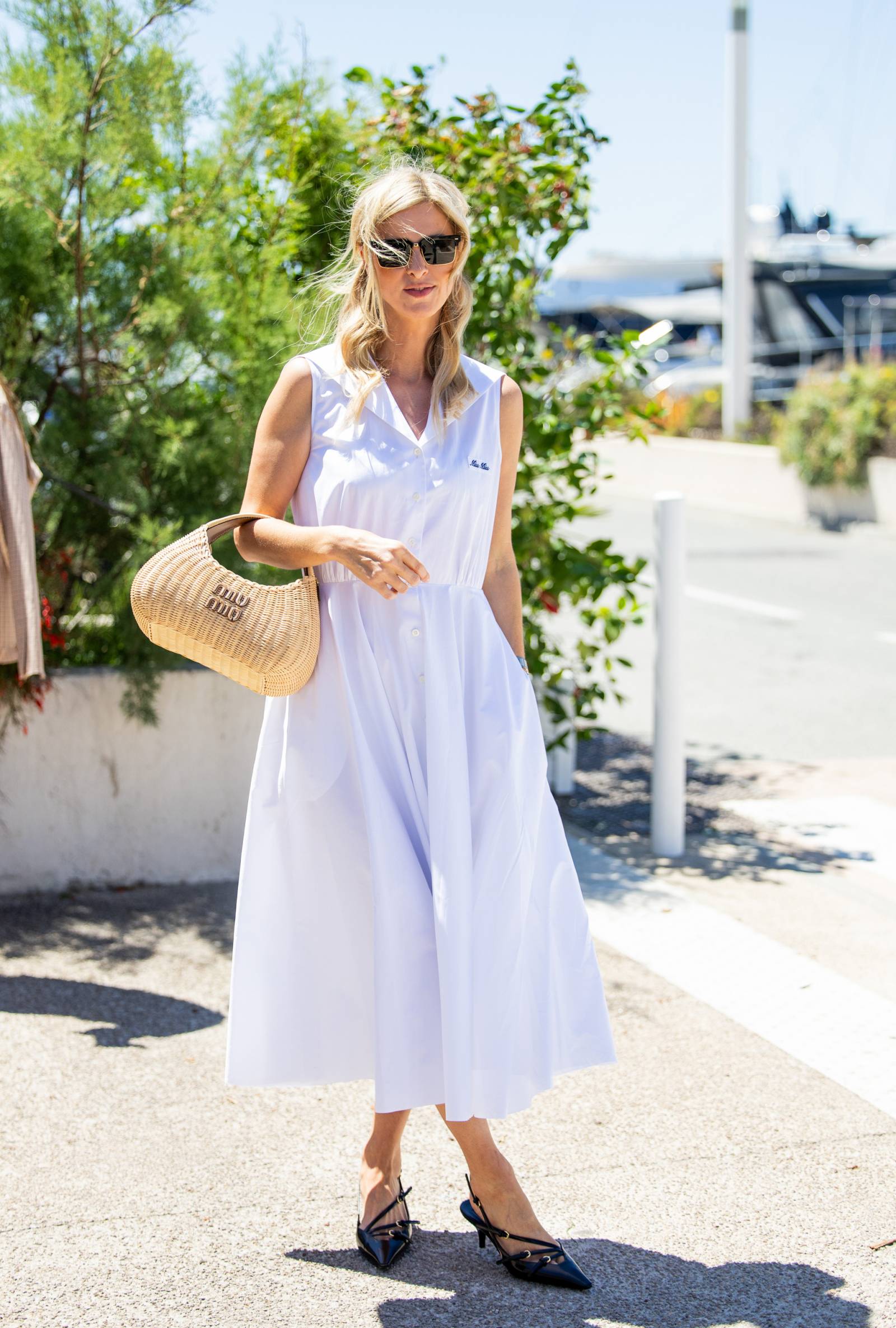 Nicky Hilton pojawiła się w maju w Cannes w białej sukience Miu Miu, którą uzupełniła modną torebką-koszykiem i lakierowanymi czółenkami (Fot. Getty Images)