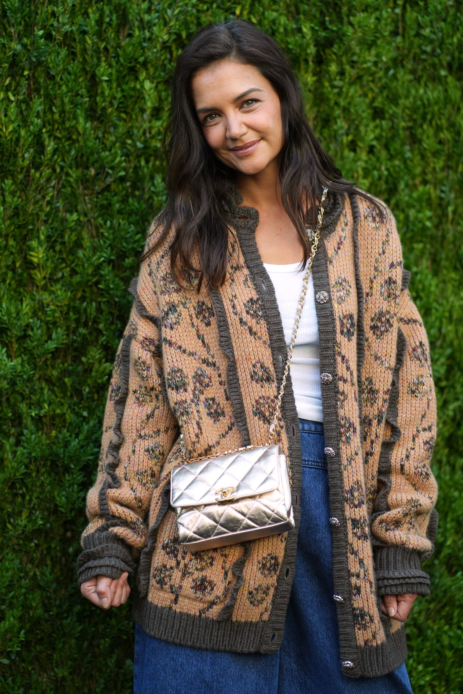 Katie Holmes w żakardowym kardiganie (Fot. Sean Zanni/Getty Images)