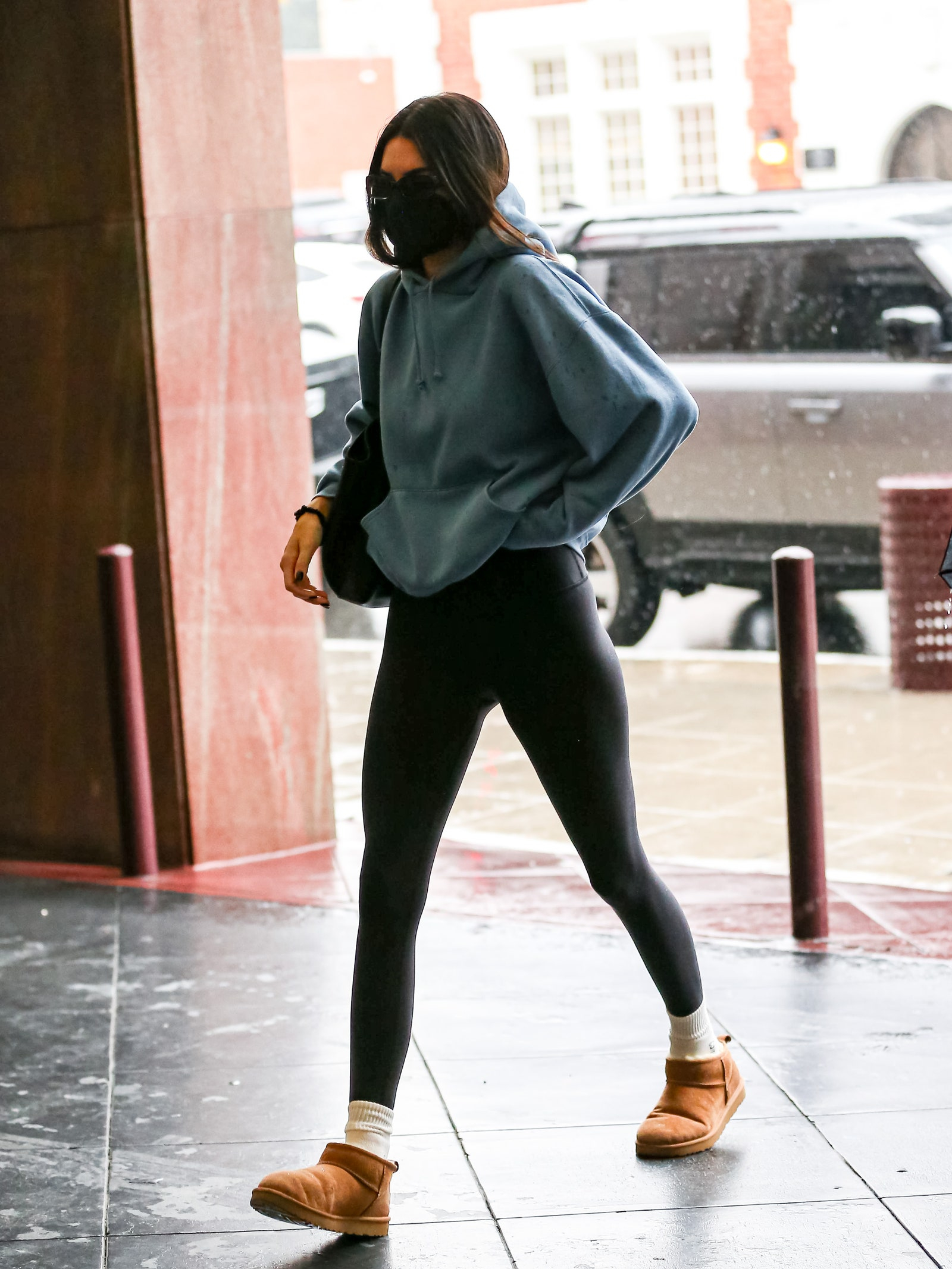 Kendall Jenner ma całą kolekcję butów firmy Ugg, z modelem Classic Ultra Mini na czele (Fot. Bellocqimages/Bauer-Griffin/Getty Images)