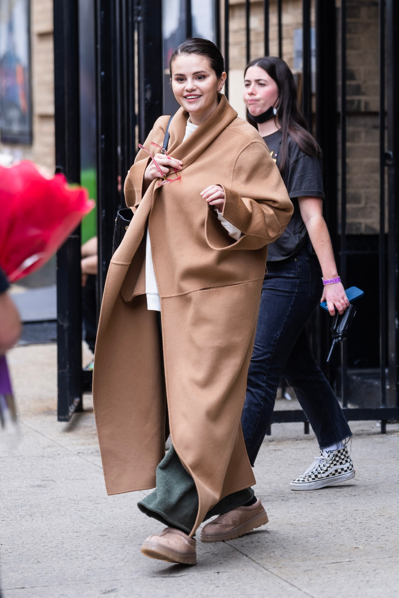 Selena Gomez nosi damskie buty Ugg na platformie (Fot. Gotham/Getty Images)