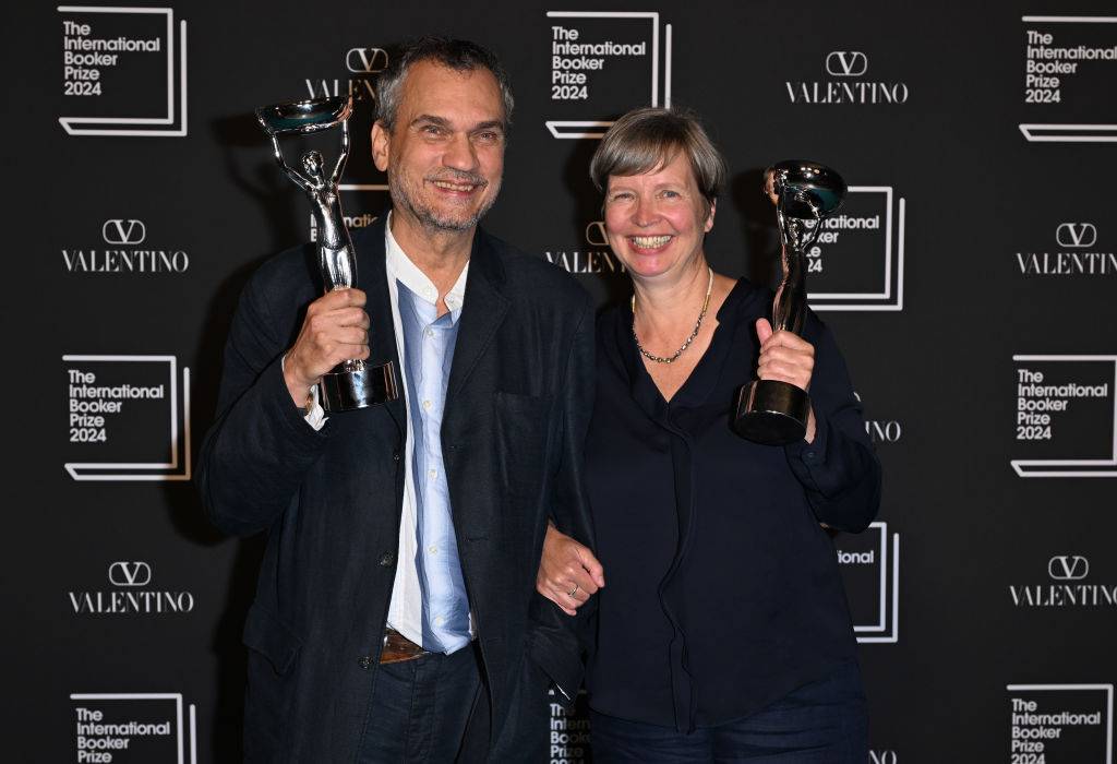 Tłumacz Michael Hofman i autorka Jenny Erpenbeck, zwycięzcy Booker Prize 2024 za książkę „Kairos, Fot. Getty Images