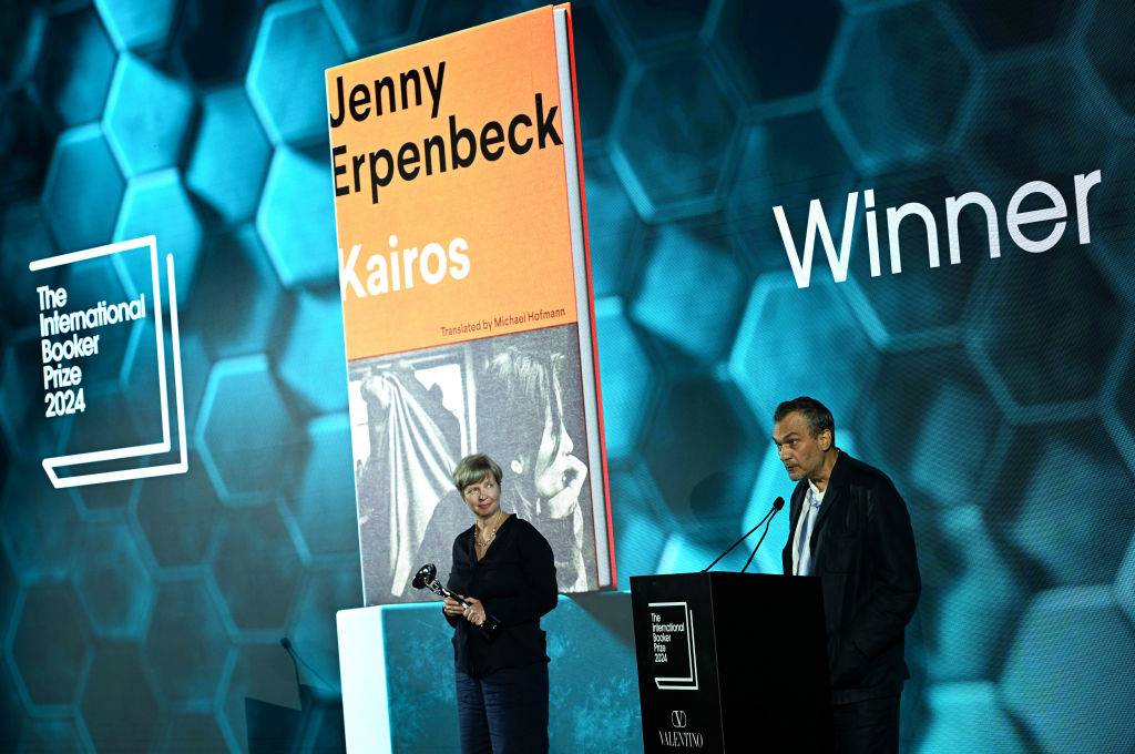 Tłumacz Michael Hofman i autorka Jenny Erpenbeck, zwycięzcy Booker Prize 2024 za książkę „Kairos, Fot. Getty Images