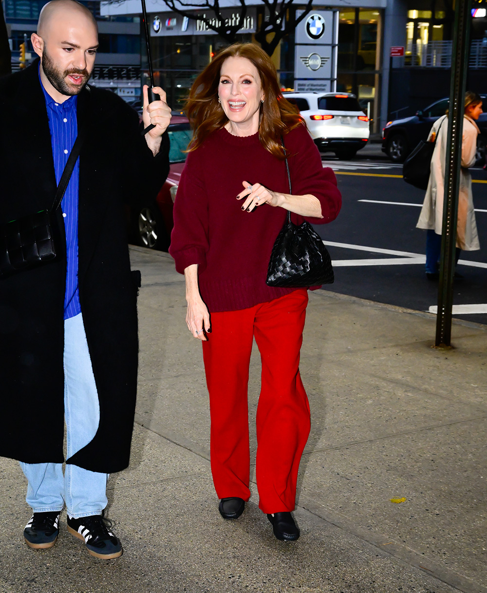 Julianne Moore podpowiada, z czym łączyć czerwone spodnie w wersji na co dzień. (Fot. Raymond Hall/Getty Images)