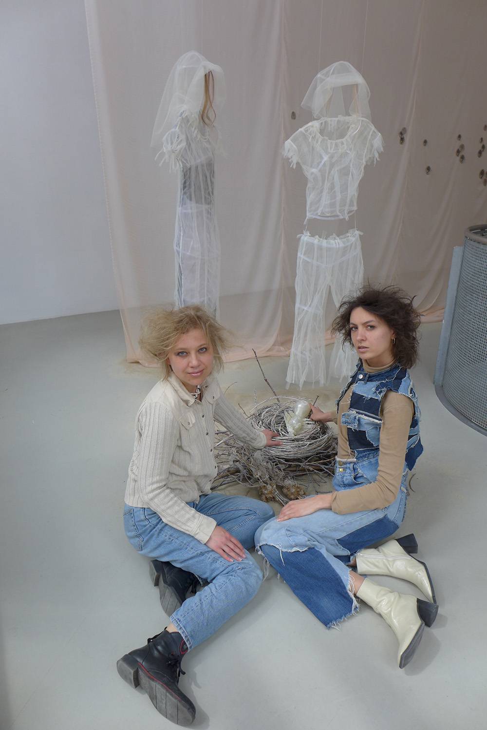 cyber_nymphs duet (Justyna Górowska i Ewelina Jarosz) z „Hybrid baby shrimp, Kreis Gallery, 2022, Fot. Aleksandra Grzonkowska