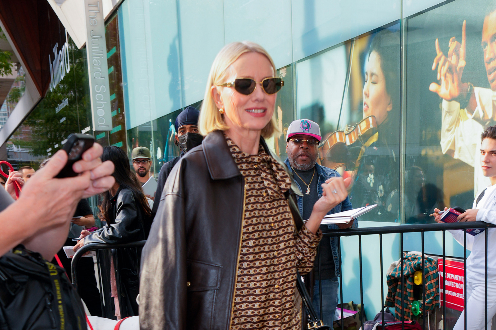 Naomi Watts w stylizacji Celine uśmiecha się.