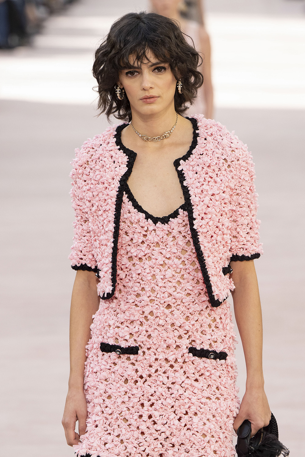 Shaggy hair z pokazu Chanel wiosna-lato 2025. Fot. Victor VIRGILE/Gamma-Rapho via Getty Images)