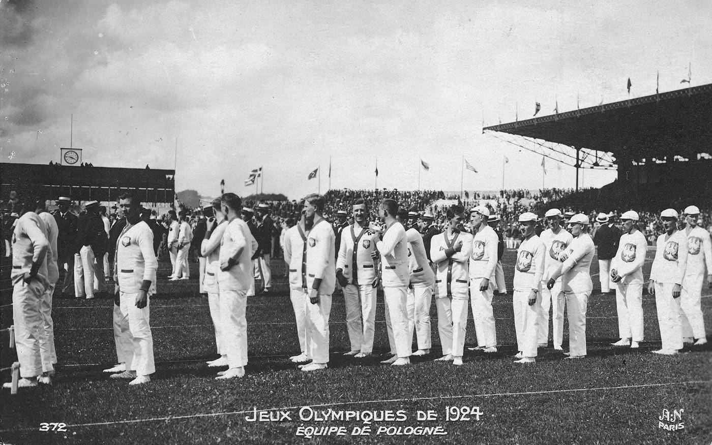 Reprezentanci Polski podczas ceremonii otwarcia VIII Letnich Igrzysk Olimpijskich w Paryżu, 1924 (Narodowe Archiwum Cyfrowe)