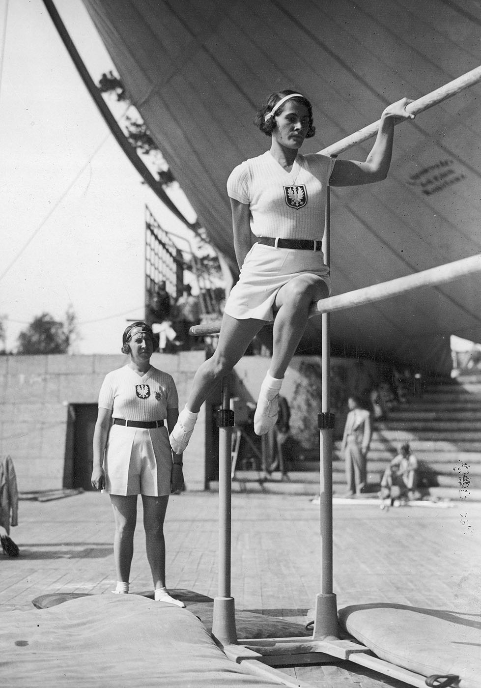 Gimnastyczka Stefania Krupa podczas ćwiczeń na poręczach, Letnie Igrzyska Olimpijskie w Berlinie, 1936 (Narodowe Archiwum Cyfrowe)