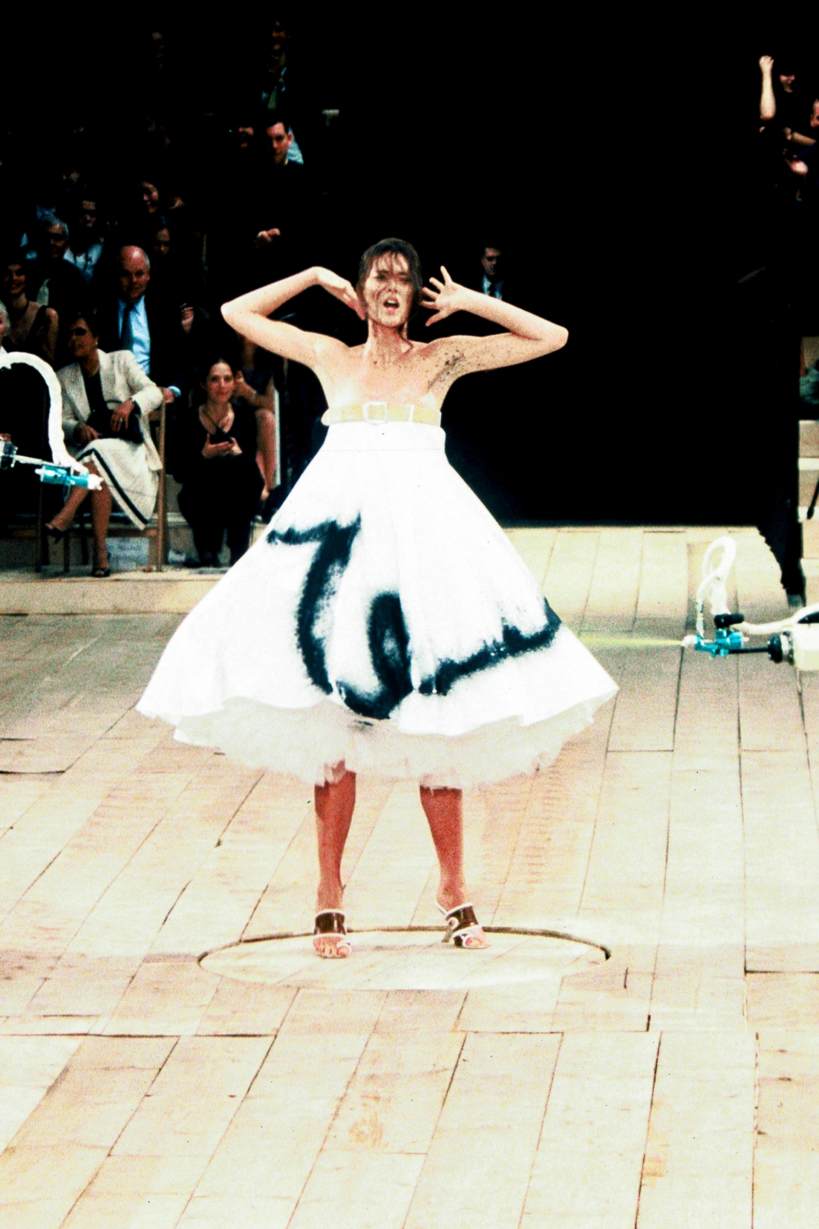 Alexander McQueen wiosna-lato 1999 (Fot. Getty Images)