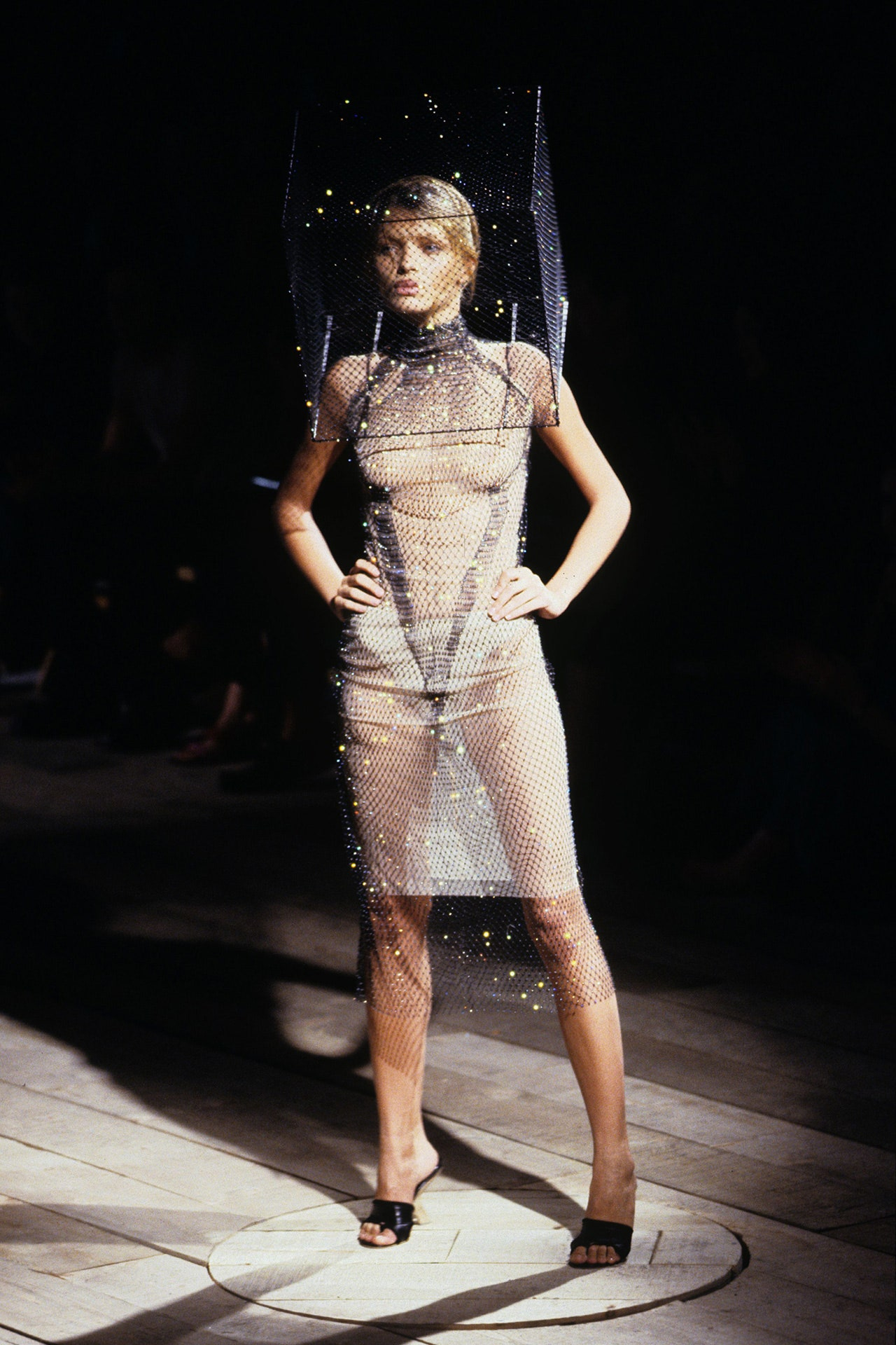 Alexander McQueen wiosna-lato 1999 (Fot. Fairchild Archive)