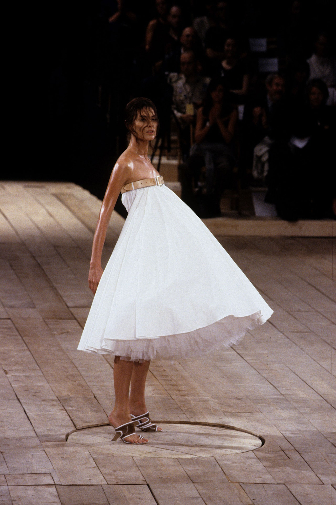 Alexander McQueen wiosna-lato 1999 (Fot. Fairchild Archive)