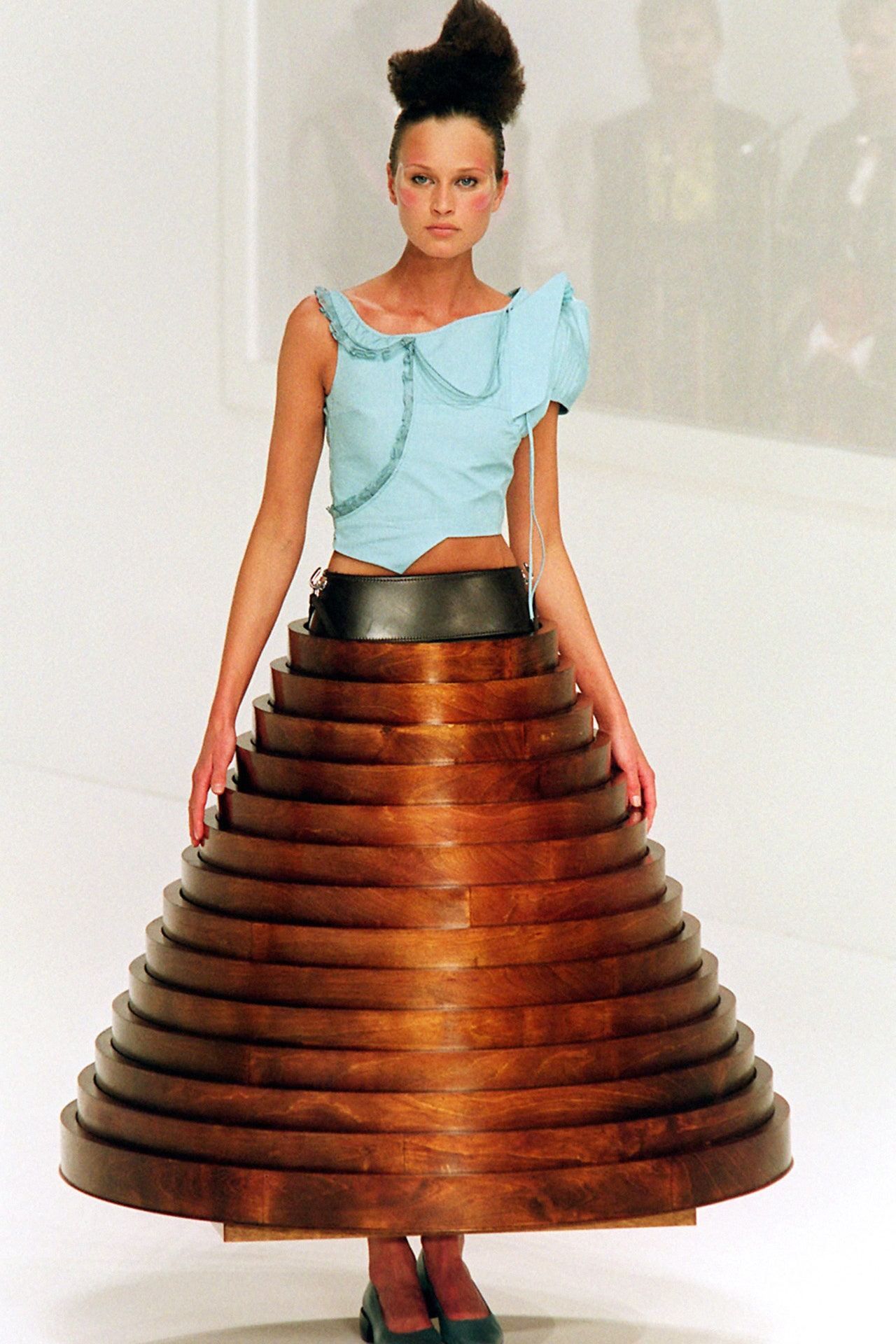 Hussein Chalayan jesień-zima 2000 (Fot. Peter Jordan/PA Images)