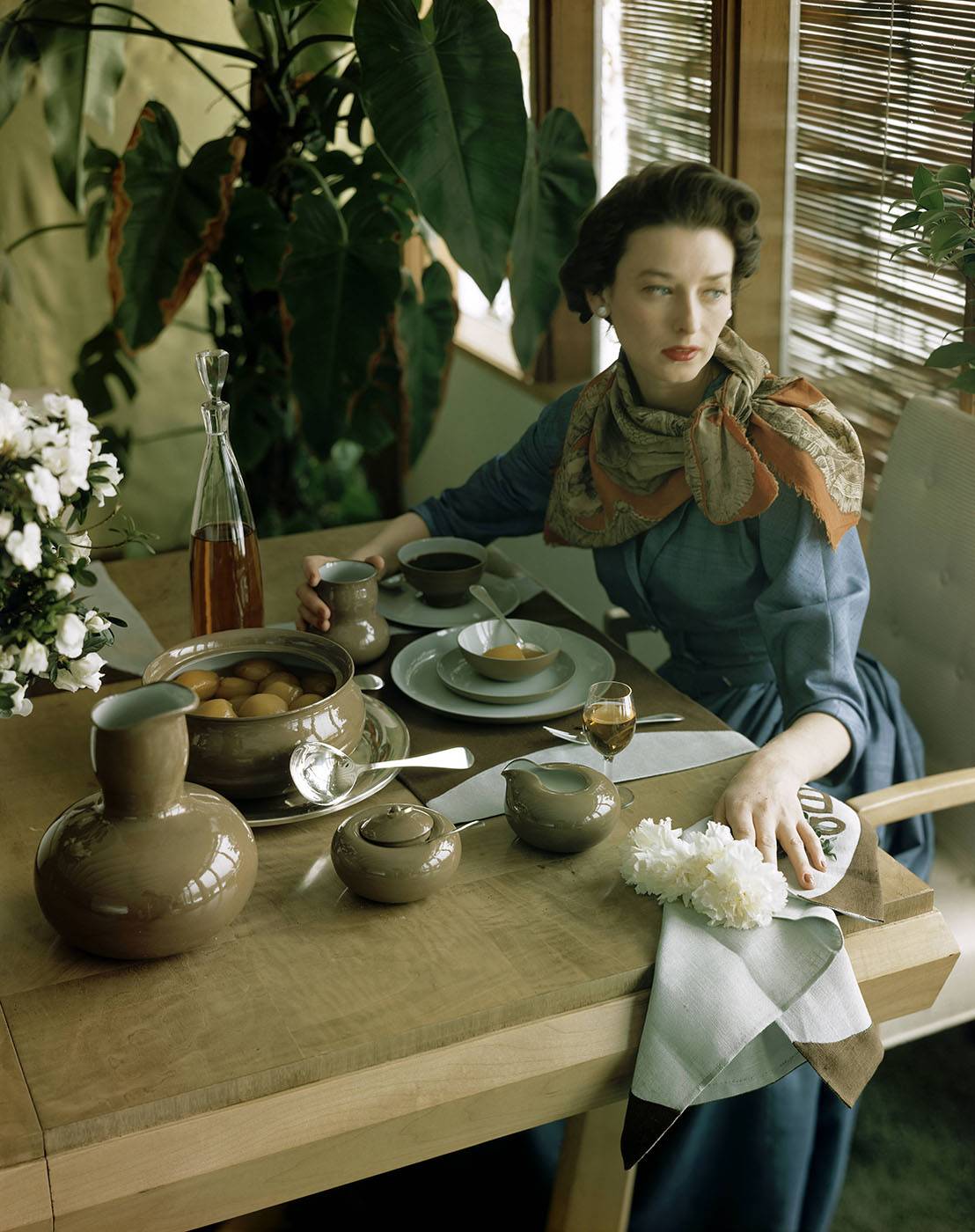 Porcelana projektu Evy Zeisel (Fot. Horst P. Horst/Conde Nast via Getty Images)