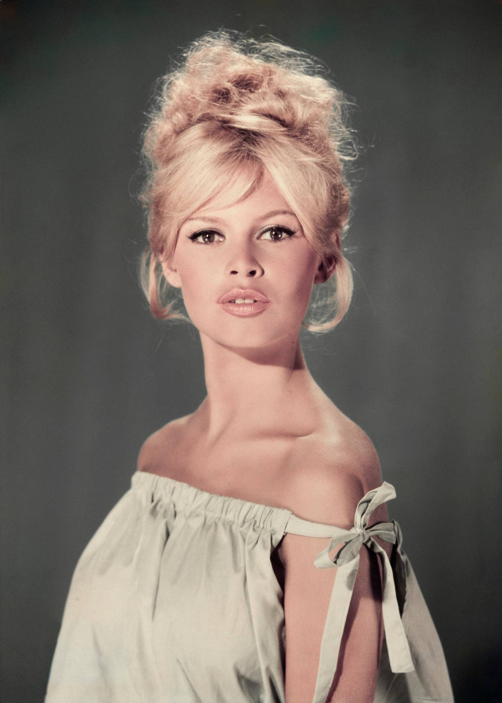 Brigitte Bardot w bluzce z dużym dekoltem (Fot. Getty Images)