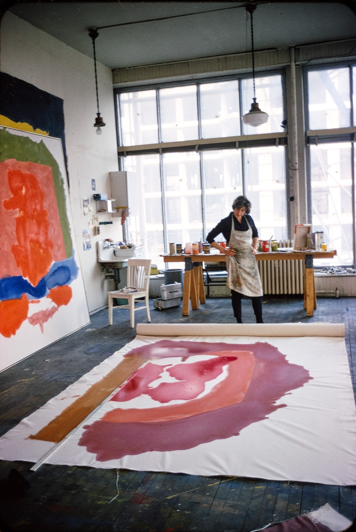 Helen Frankenthaler w studiu przy East 83rd Street, Nowy Jork, 1964 (Photograph by Alexander Liberman; © J. Paul Getty Trust. Getty Research Institute, Los Angeles. Artwork © 2024 Helen Frankenthaler Foundation, Inc. / Artists Rights Society (ARS), New York)