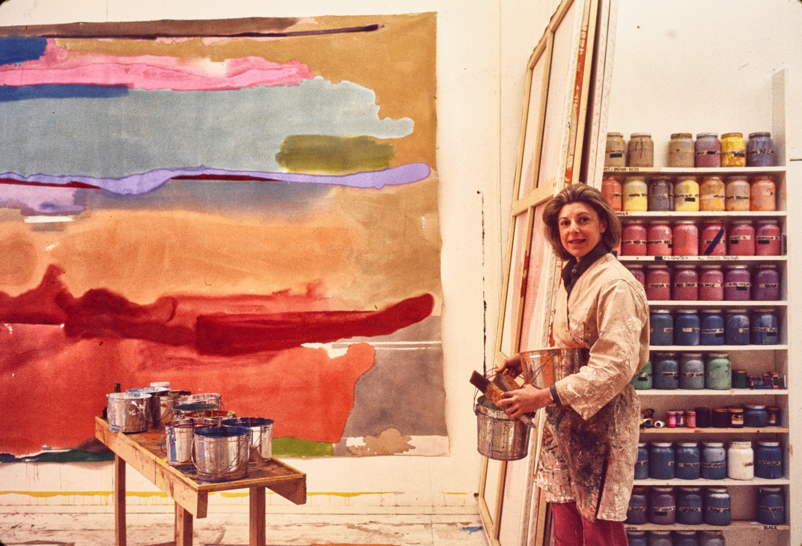 Helen Frankenthaler w studiu przy East 83rd Street, Nowy Jork, 1974 (Photograph by Alexander Liberman; © J. Paul Getty Trust. Getty Research Institute, Los Angeles. Artwork © 2024 Helen Frankenthaler Foundation, Inc. / Artists Rights Society (ARS), New York)