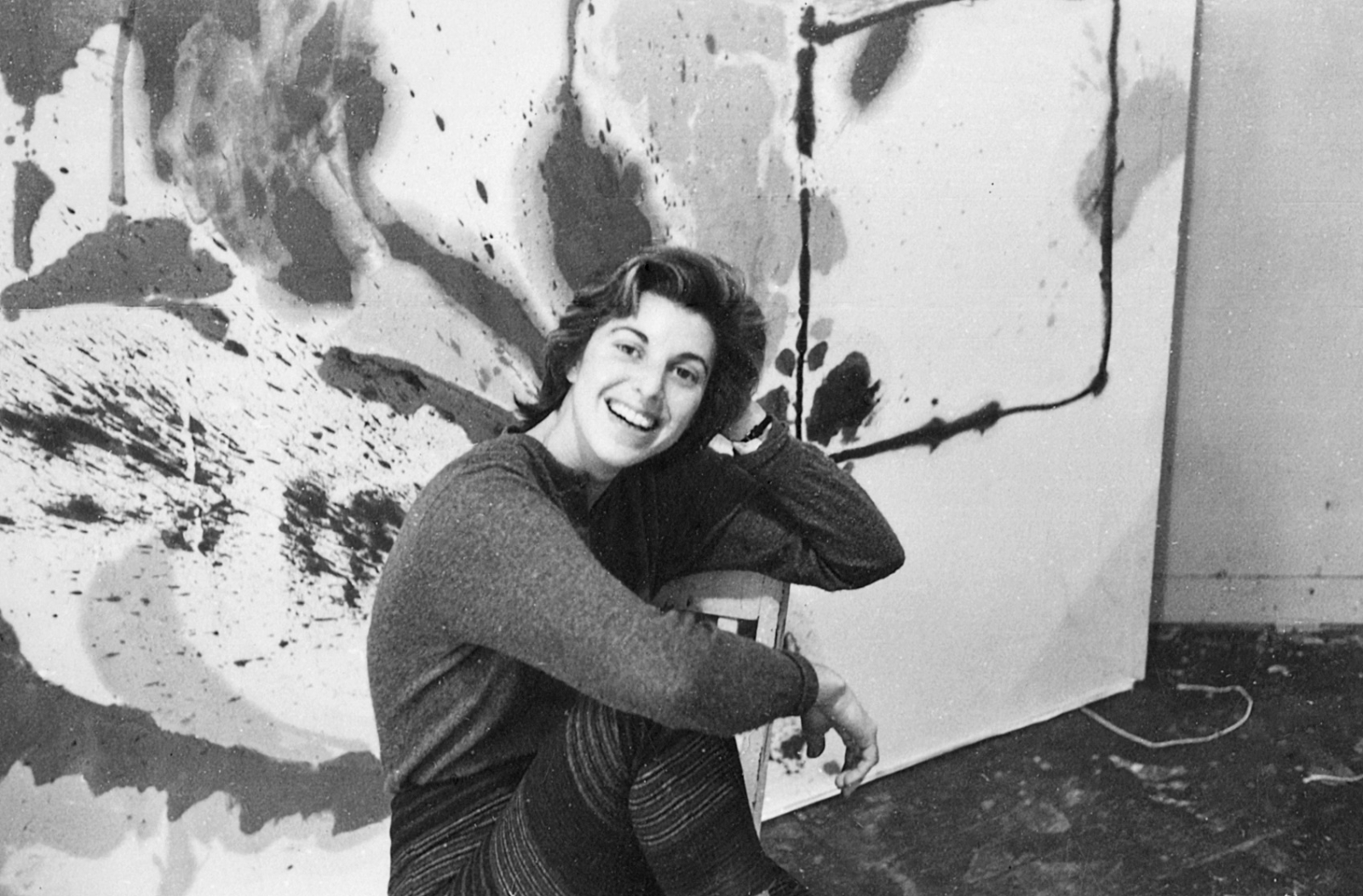 Helen Frankenthaler w studiu przy 3rd Avenue, Nowy Jork, 1960 (Courtesy Helen Frankenthaler Foundation Archives, New York / Photograph by Walter Silver © The New York Public Library / Art Resource, NY. Artwork © 2024 Helen Frankenthaler Foundation, Inc. / Artists Rights Society (ARS), NY)