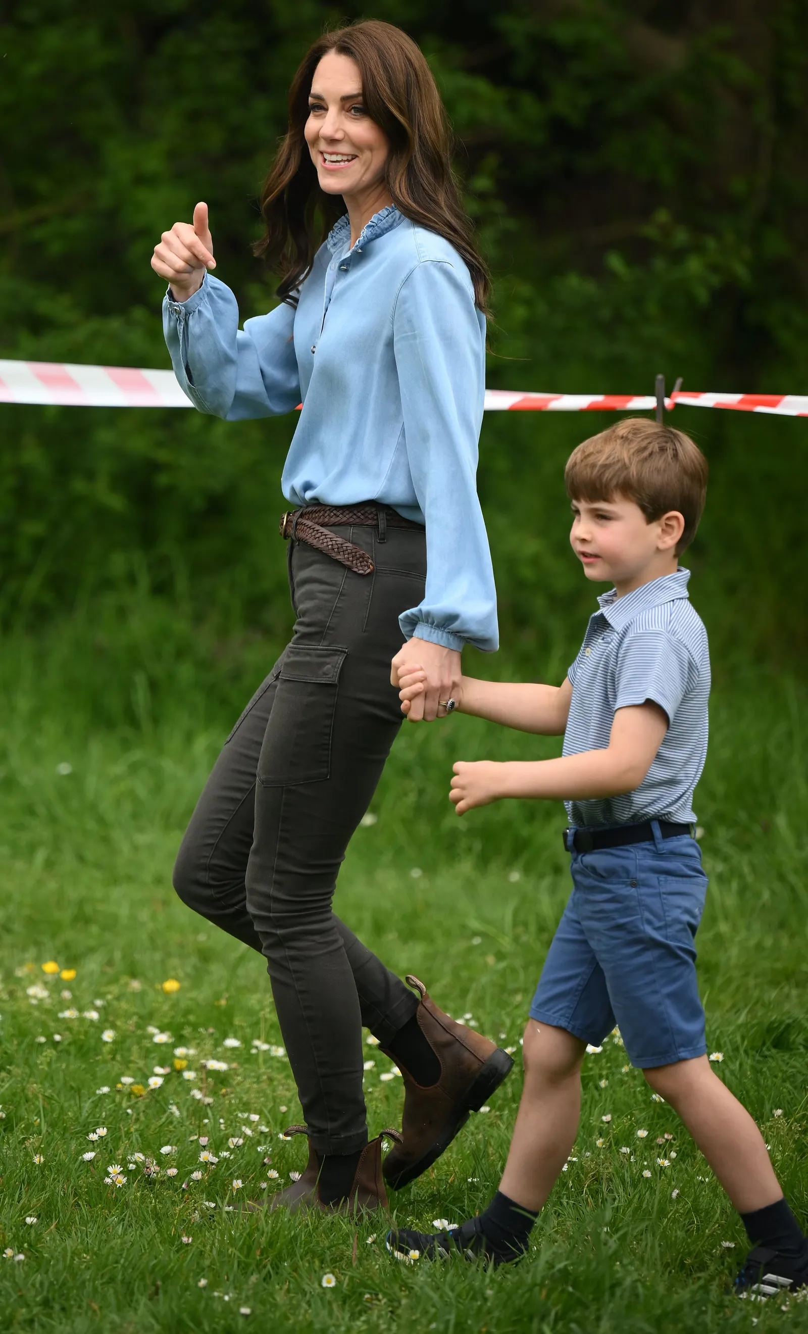 Księżna Kate wybrała zamszowe sztyblety damskie Blundstone. (Fot. WPA Pool/Getty Images)