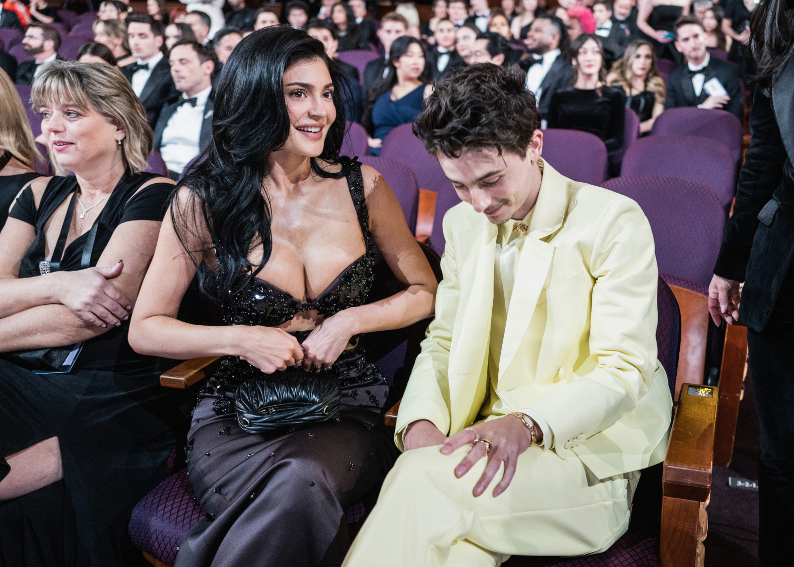 Kylie Jenner i Timothée Chalamet siedzą obok siebie na widowni podczas rozdania Oscarów, uśmiechając się do siebie.