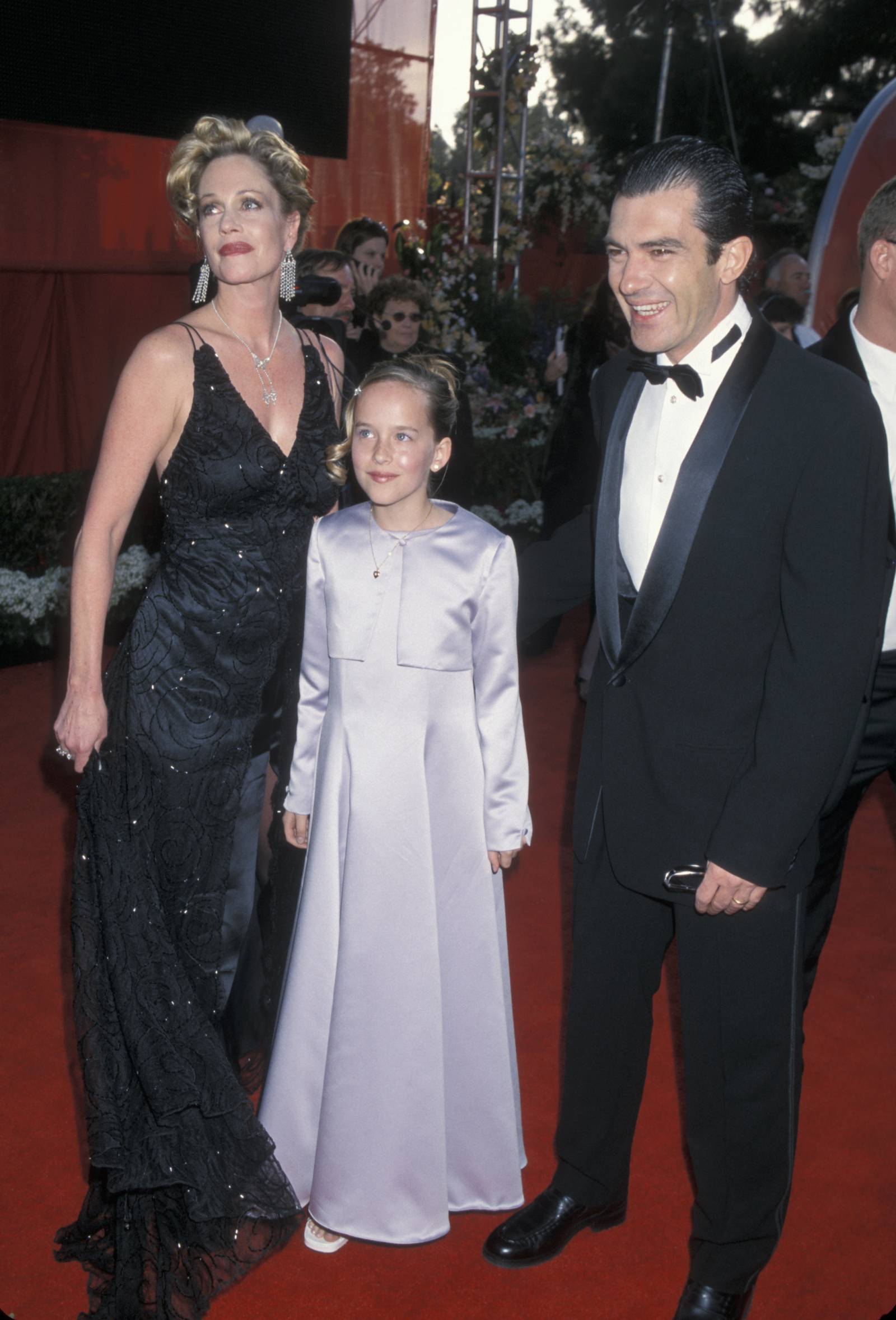 Melanie Griffith, Dakota Johnson i Antonio Banderas w 2000 roku na gali rozdania Oscarów (Fot. Ron Galella, Ltd./Ron Galella Collection via Getty Images)