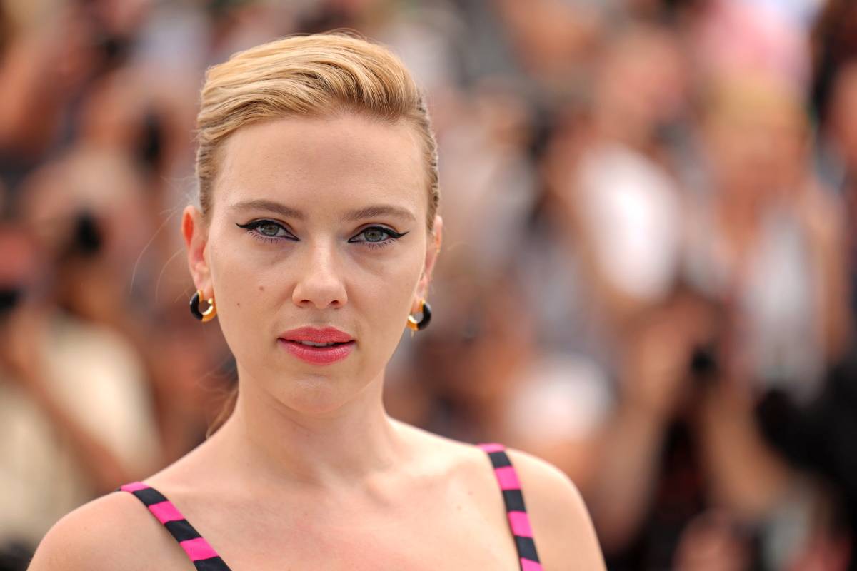 Scarlett Johansson w dłuższej wersji butterfly bob. Scarlett Johansson na ceremonii wręczenia nagród Golden Heart pojawiła się w małej czarnej, fryzurze butterfly bob i ekstremalnym smokey eye.