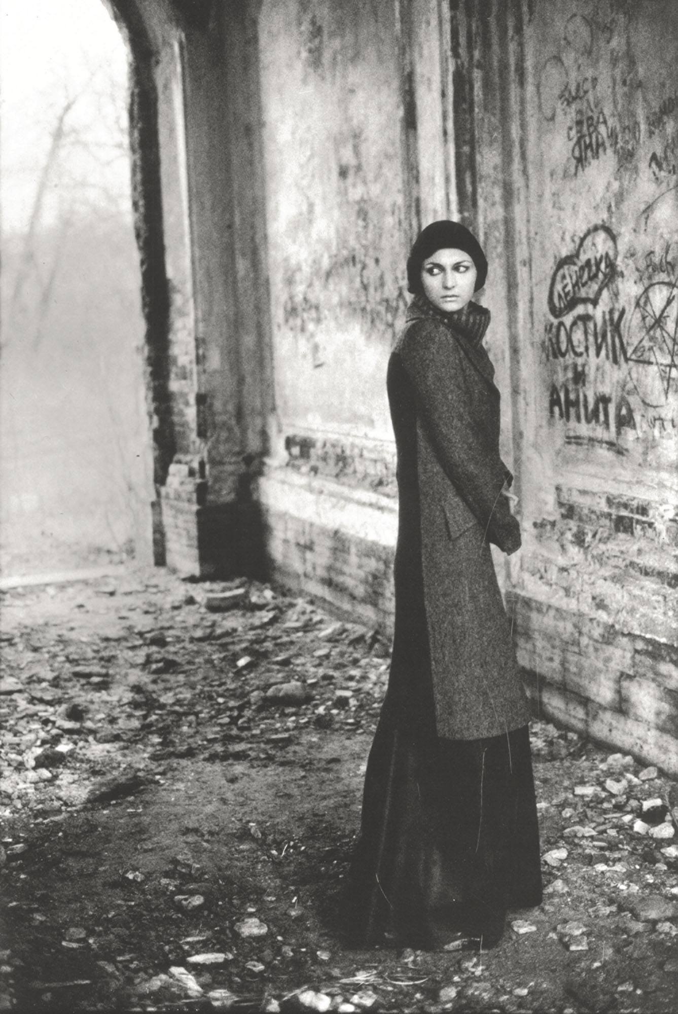 Deborah Turbeville, „Bez tytułu (Kasia)”, z serii „Stables of Strelna”, Sankt Petersburg, Rosja, 2000. (Dzięki uprzejmości Pauliny Ołowskiej)