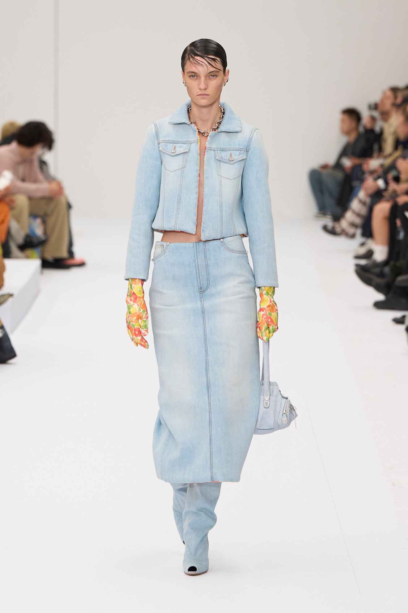 Torebka wkolorze baby blue w kolekcji Acne Studio wiosna-lato 2025 (Fot. Spotlight. Launchmetrics )