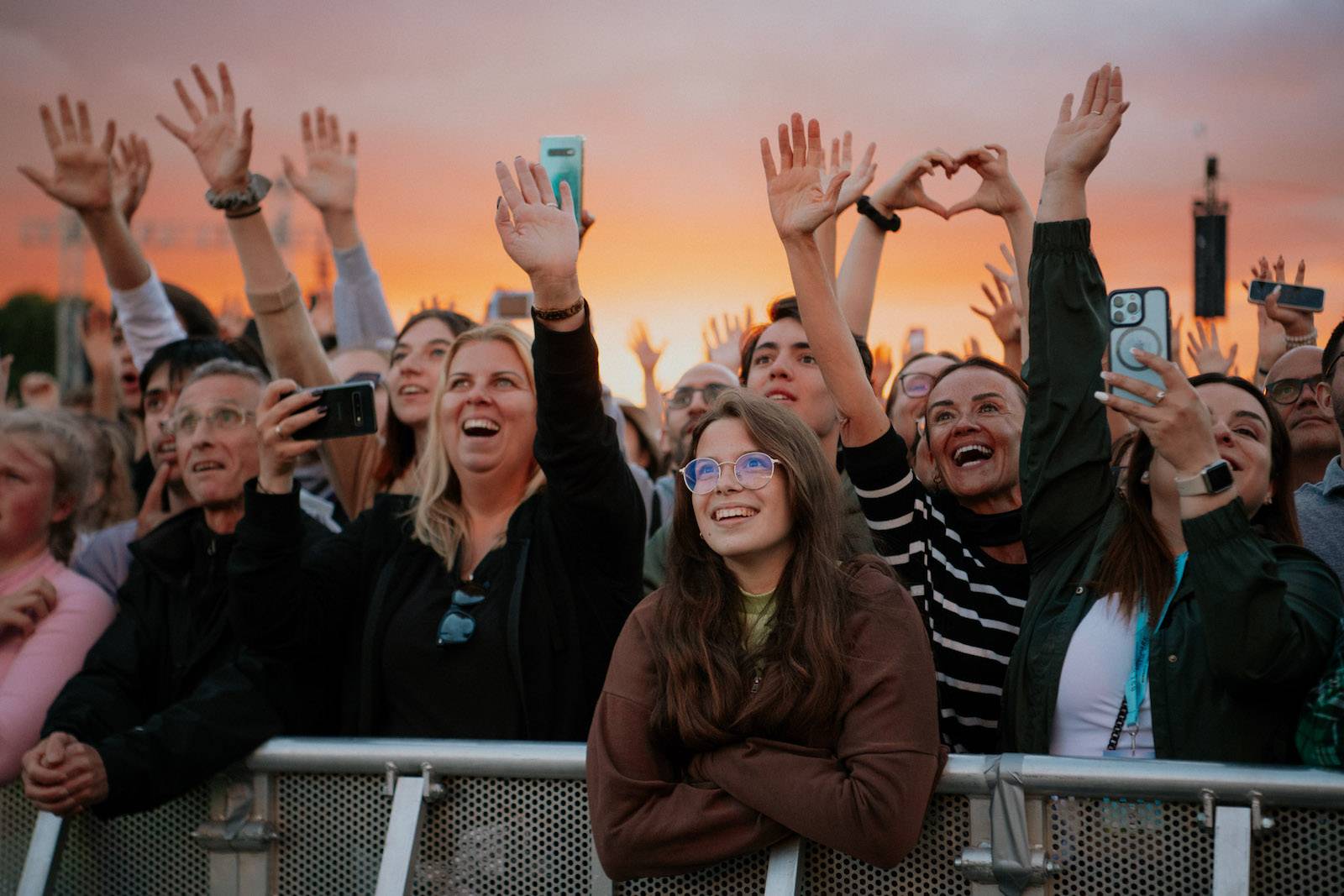 Publiczność zgromadzona w pierwszym rzędzie przed festiwalową sceną