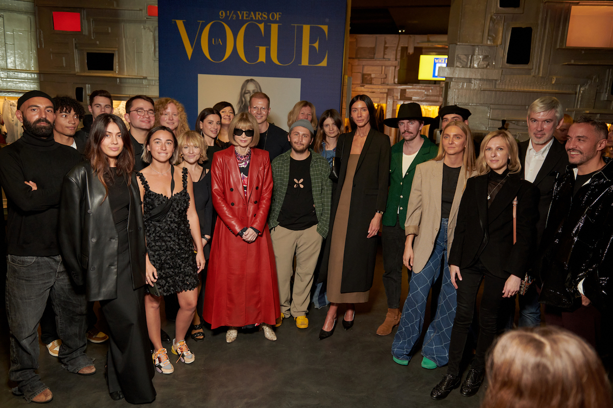 Redaktorzy „Vogue Ukraine”, ukraińscy projektanci i Anna Wintour podczas promocji książki „9 ½ Years of Vogue in Ukraine” w Paryżu (Fot. Dzięki uprzejmości vogue.ua)