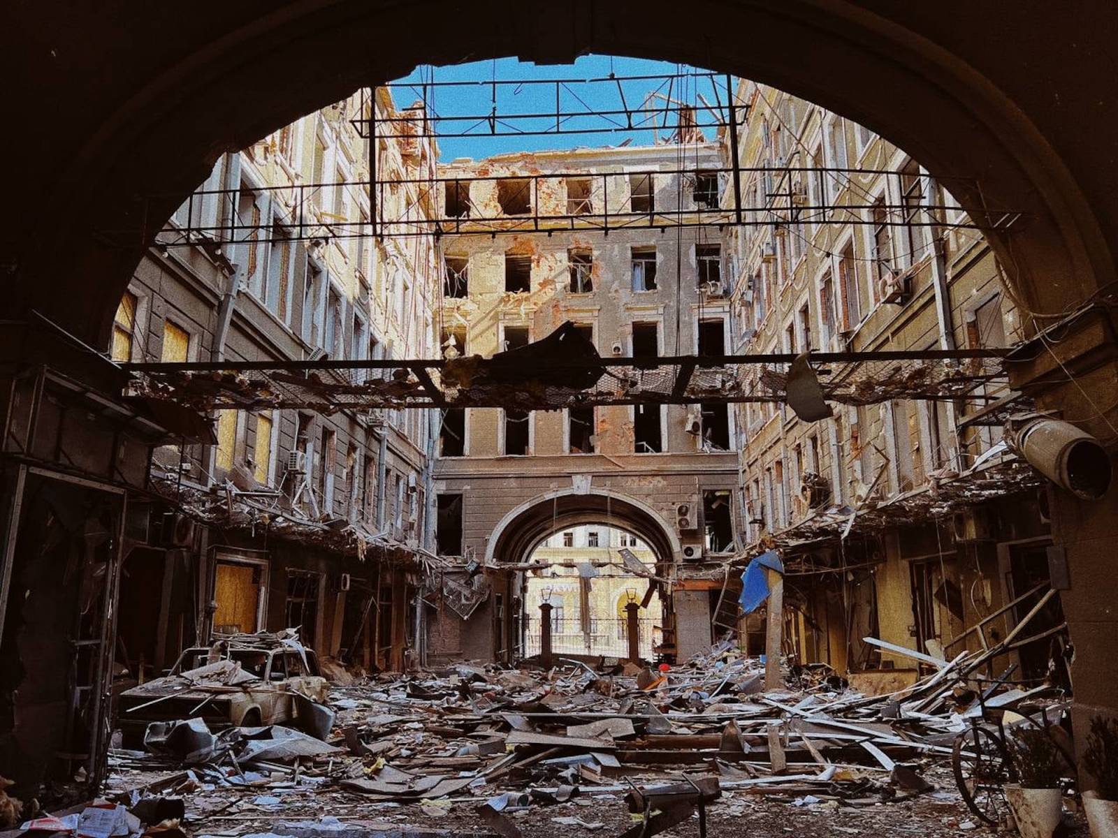 Zbombardowany dziedziniec Pałacu Pracy w Charkowie